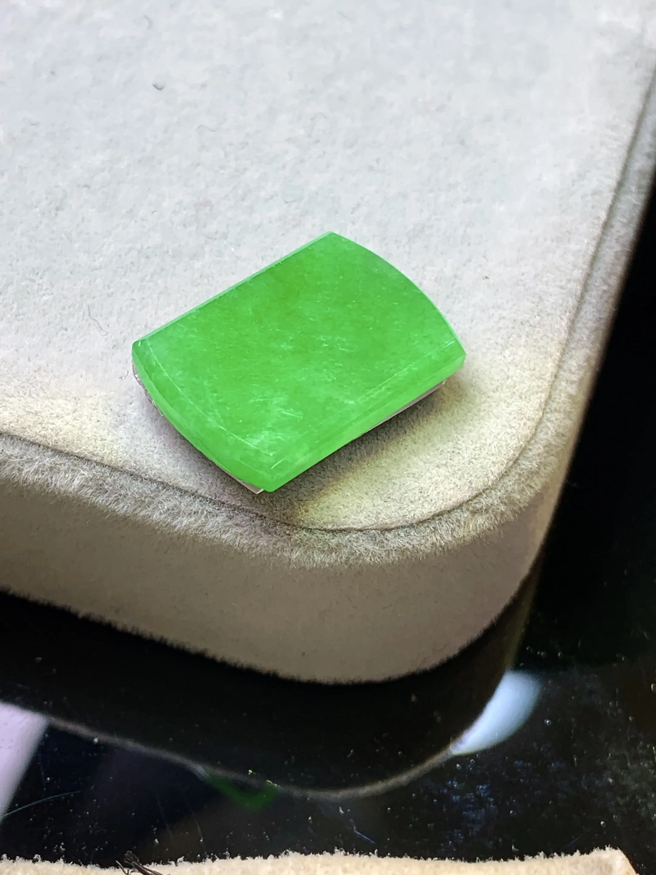 镶嵌款 翠绿无事牌吊坠 玉质细腻 色泽艳丽清新 整体尺寸16.2*11.3*2.3