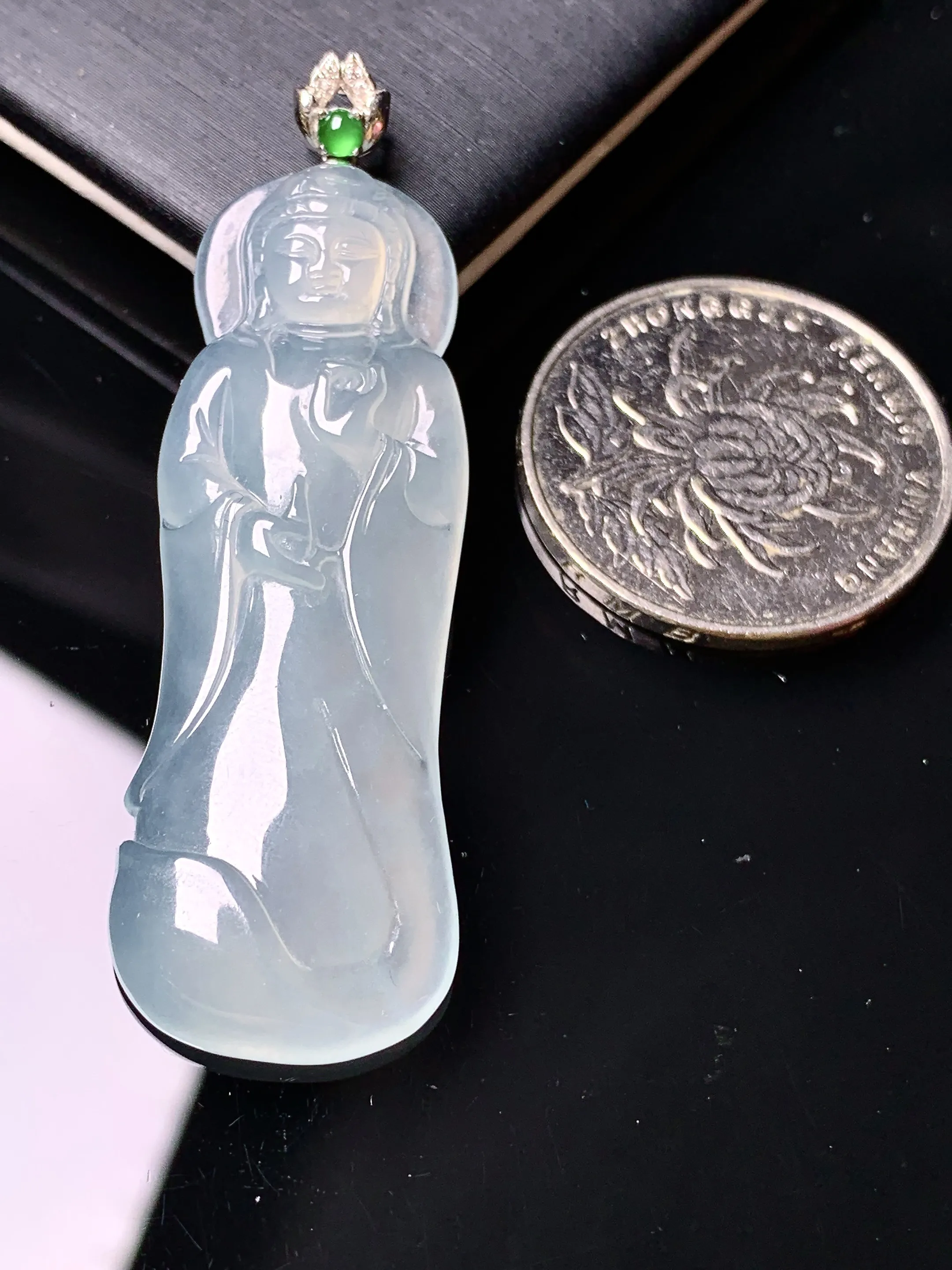 18k金镶嵌冰种观音菩萨吊坠 玉质细腻 色泽艳丽清新 整体尺寸54.5*17.2*5