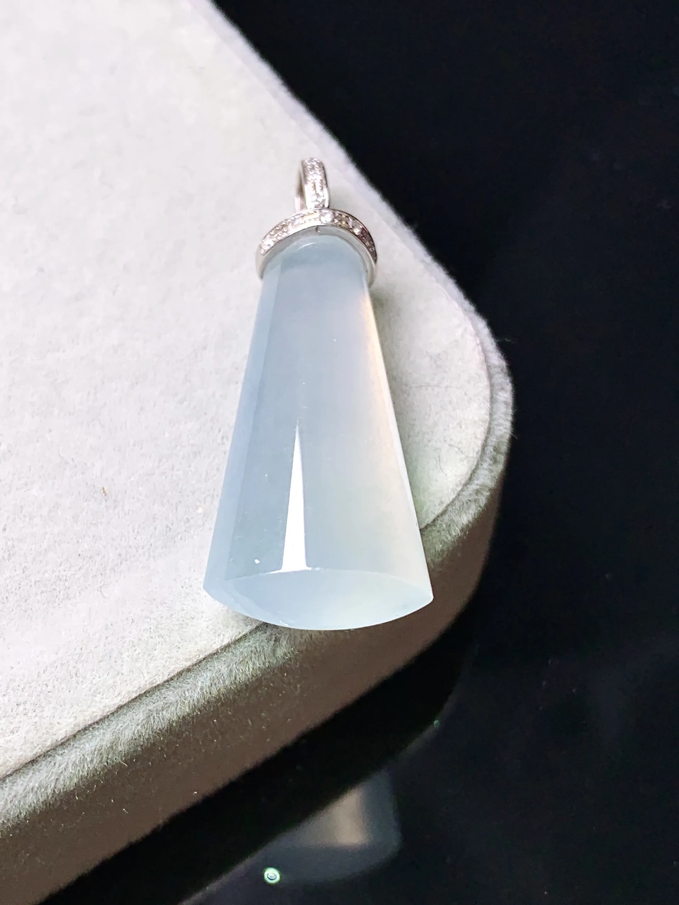 18k金钻镶嵌冰种玉柱吊坠 玉质细腻 色泽艳丽清新 整体尺寸29.5*11.5*6.6