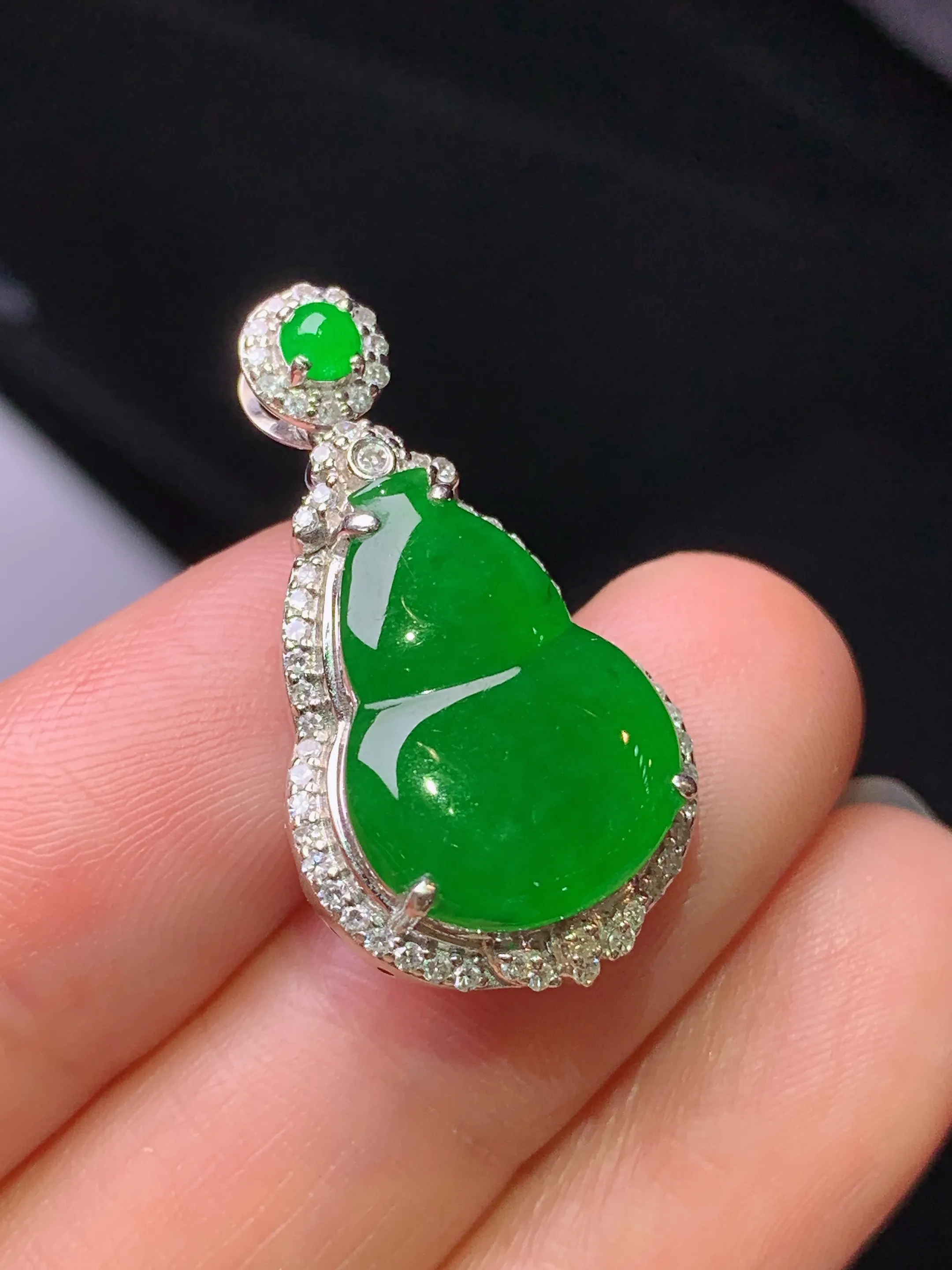 18k金钻镶嵌满绿葫芦吊坠 玉质细腻 色泽艳丽清新 整体尺寸27.6*15.2*7.3