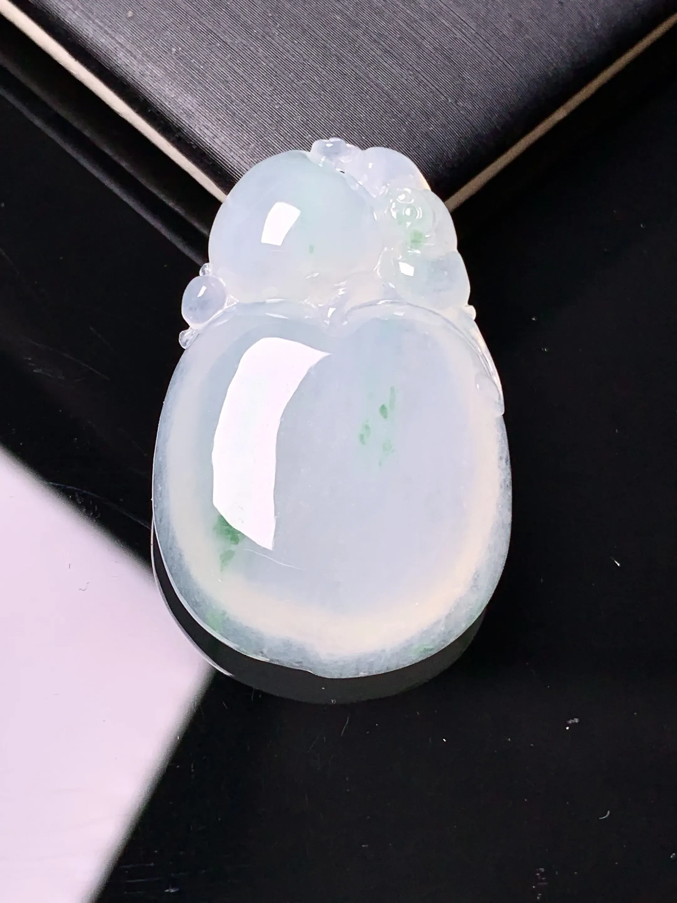 冰种福瓜吊坠 玉质细腻 色泽艳丽清新 整体尺寸34.6*22*6.6