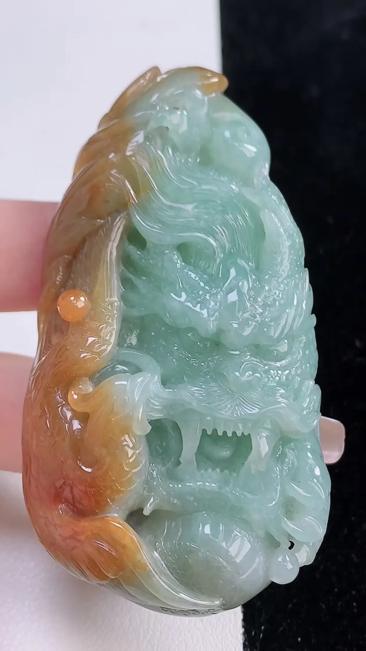 缅甸天然翡翠a货 老坑料起胶冰润 双彩黄加绿霸气龙牌吊坠，尺寸74.2-39.6-15.8mm  y  75.66