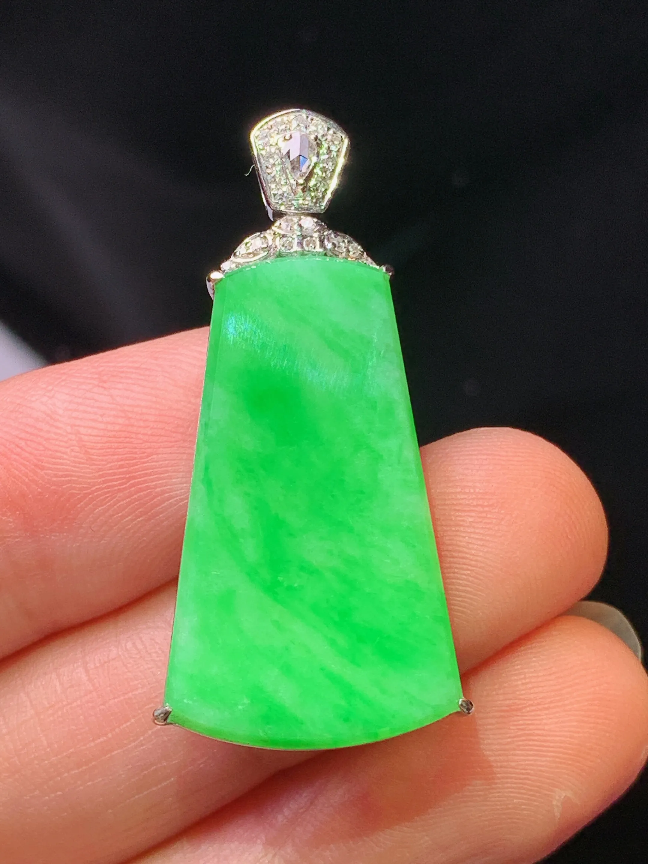 18k金钻镶嵌翠绿无事牌吊坠 玉质细腻 色泽艳丽清新 整体尺寸36.2*16.5*5