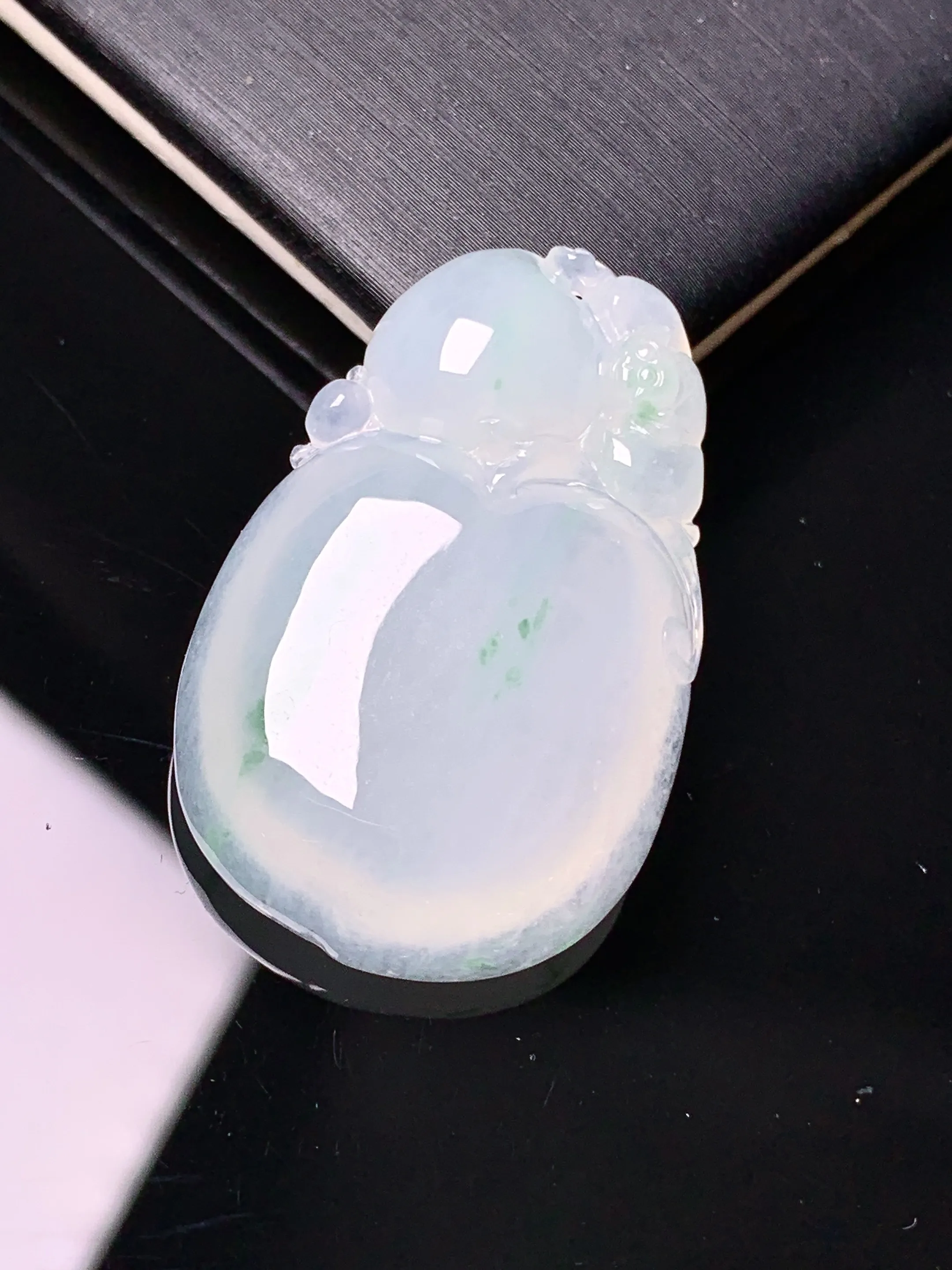 冰种福瓜吊坠 玉质细腻 色泽艳丽清新 整体尺寸34.6*22*6.6