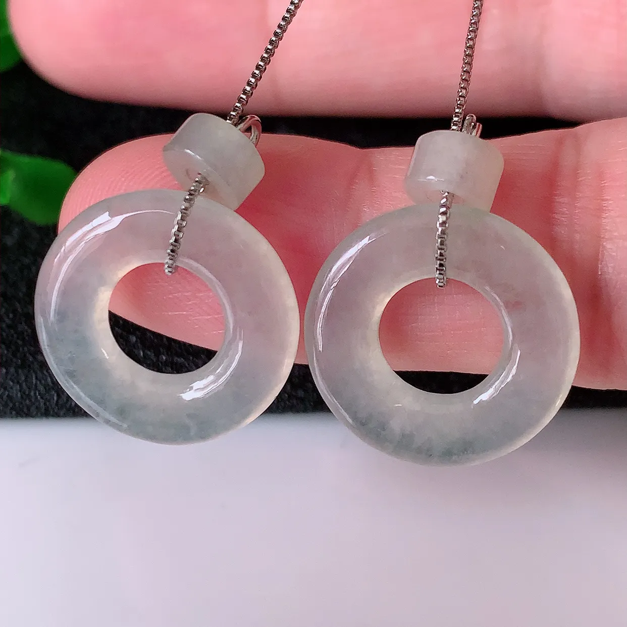 自然光实拍，冰种翡翠一对平安扣耳坠，翠色灵动，玉质细腻，颜色漂亮，品相佳，佩戴佳品！配银线 #644.1平安扣尺寸17*2.8