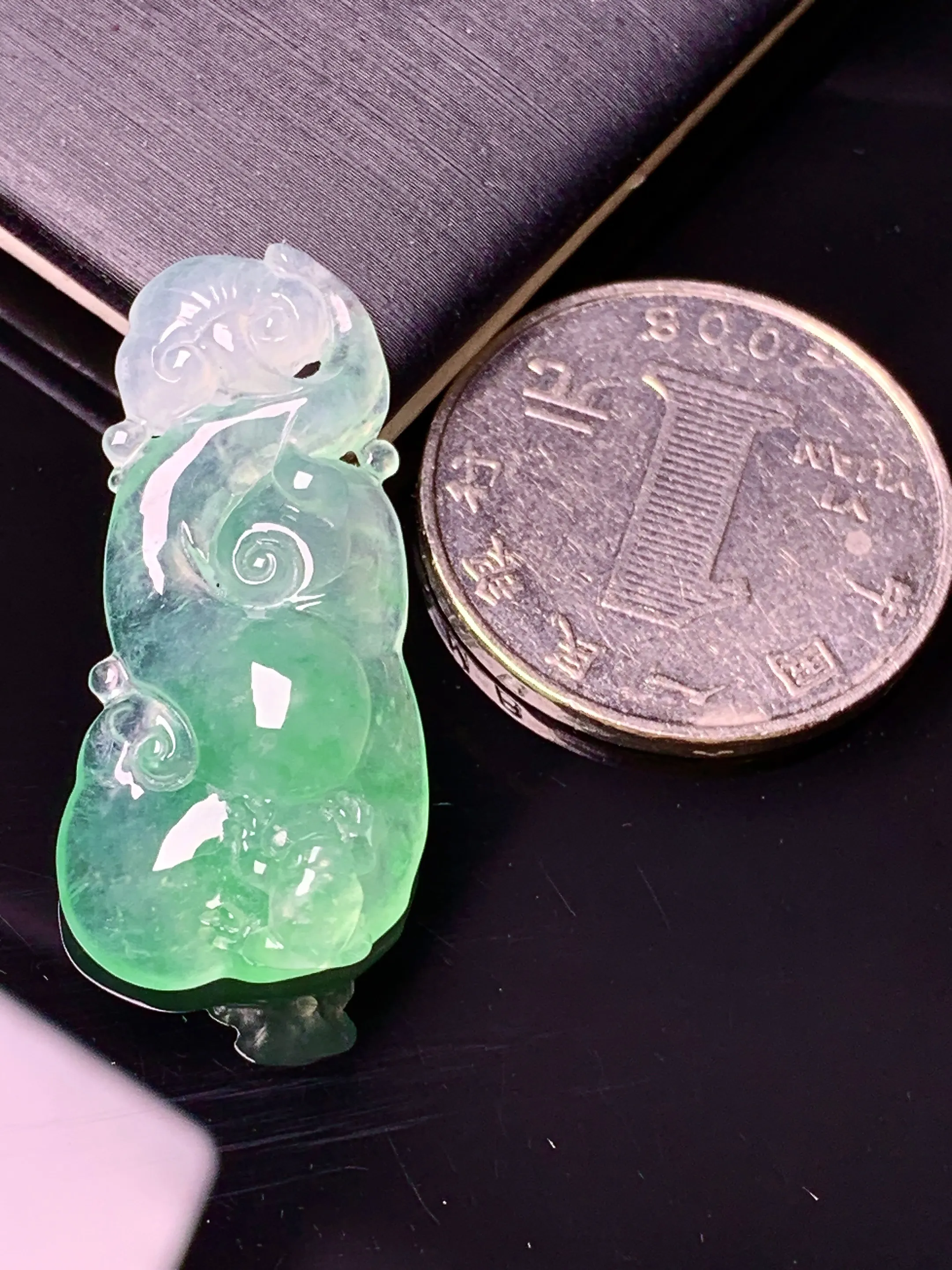 飘绿如意吊坠 玉质细腻 色泽艳丽清新 整体尺寸33*15.8*8.3