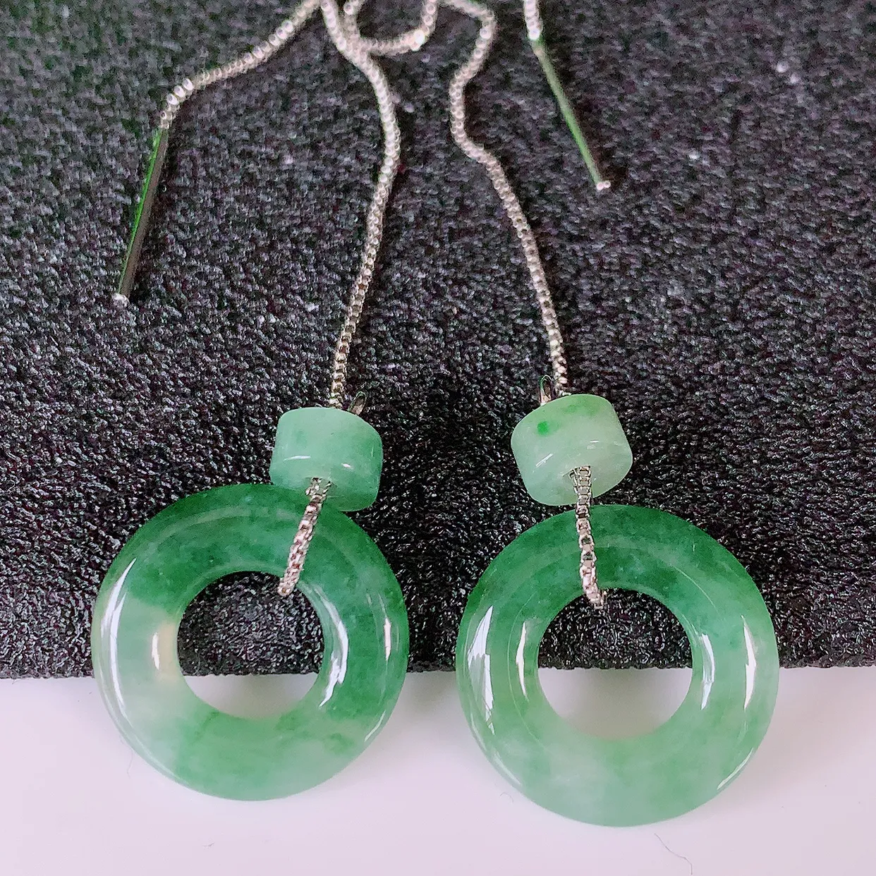 自然光实拍，冰种飘花翡翠一对平安扣耳坠，翠色灵动，玉质细腻，颜色漂亮，品相佳，佩戴佳品！配图银线 #182.1平安扣尺寸14.5*2.8mm