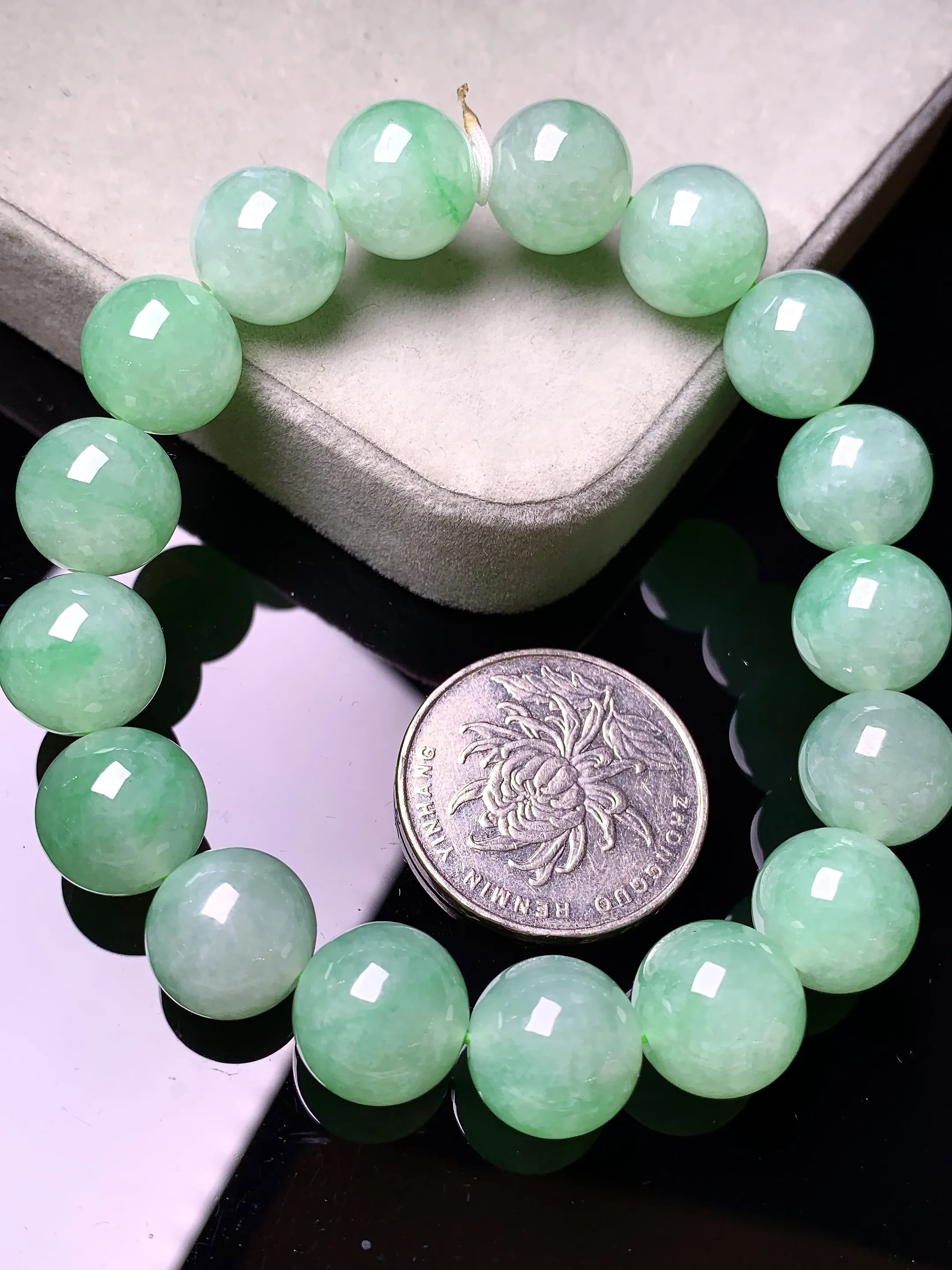 翠绿圆珠手链 玉质细腻 色泽艳丽清新 整体尺寸12.1