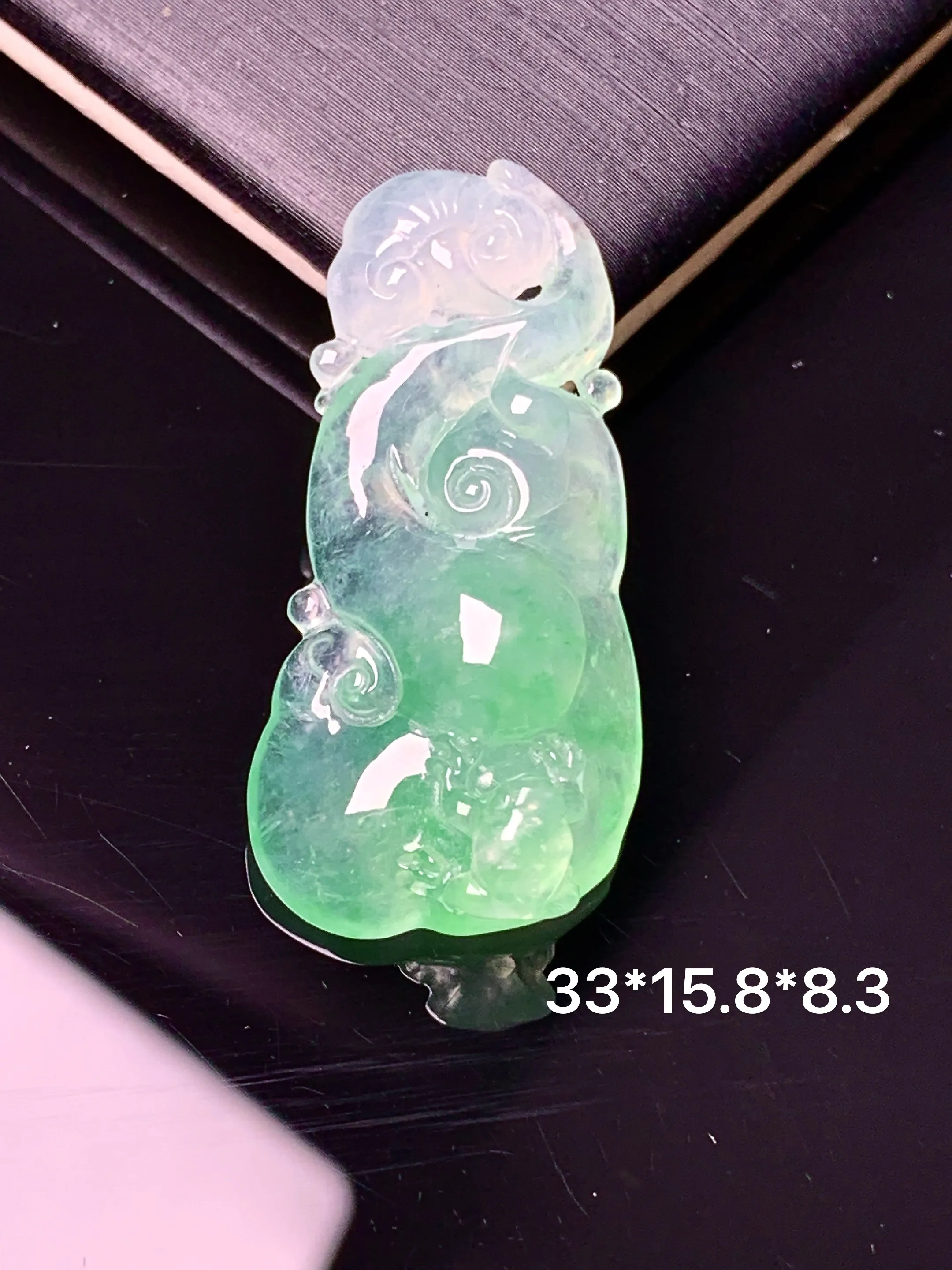 飘绿如意吊坠 玉质细腻 色泽艳丽清新 整体尺寸33*15.8*8.3