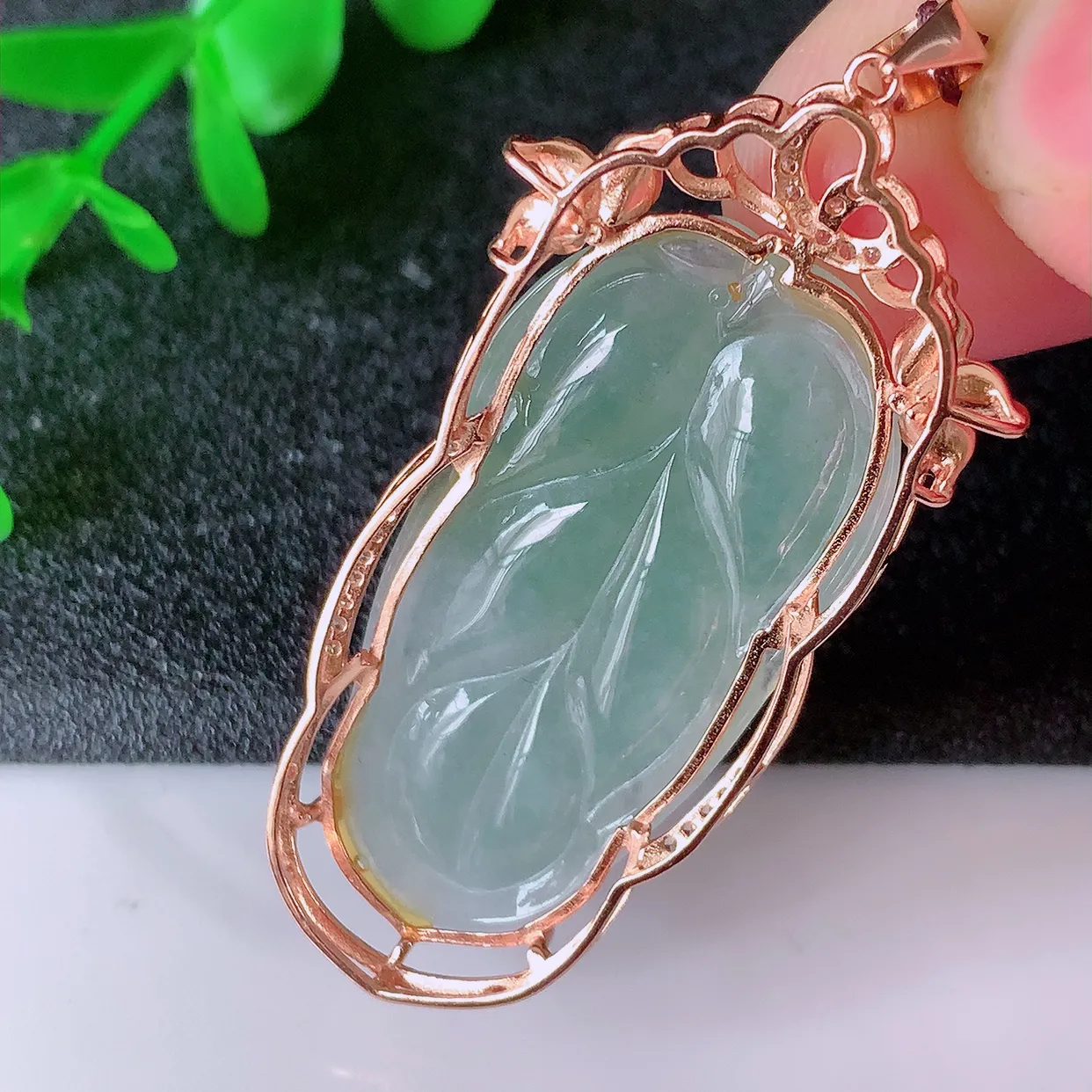 冰透翡翠925银镶嵌叶子吊坠，自然光实拍，翠色灵动，颜色漂亮，种老水足，品相佳，佩戴佳品！#103.1整体52*20*8裸石36*18.5