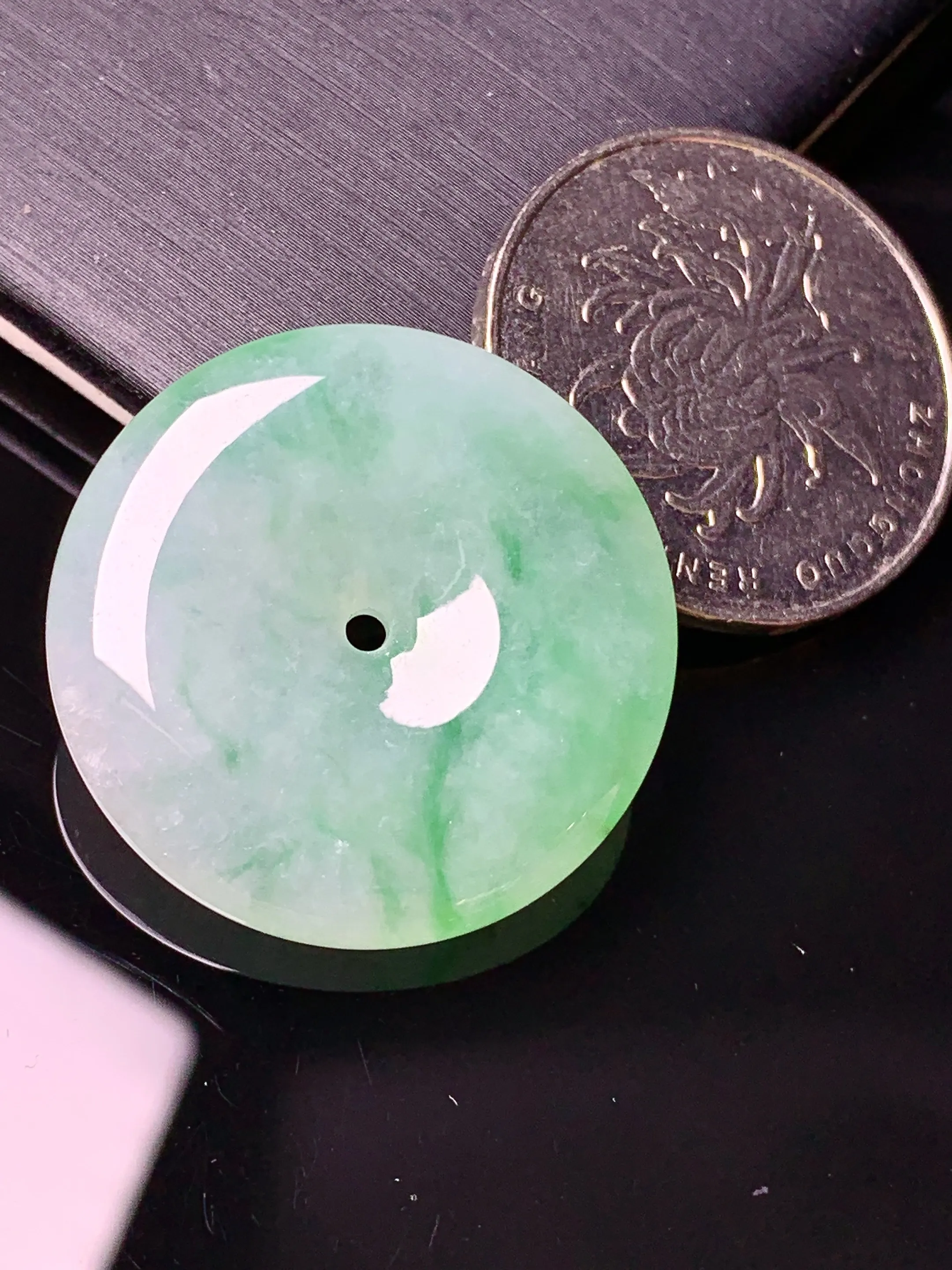 飘绿平安扣吊坠 玉质细腻 色泽艳丽清新 整体尺寸27.2*5.7