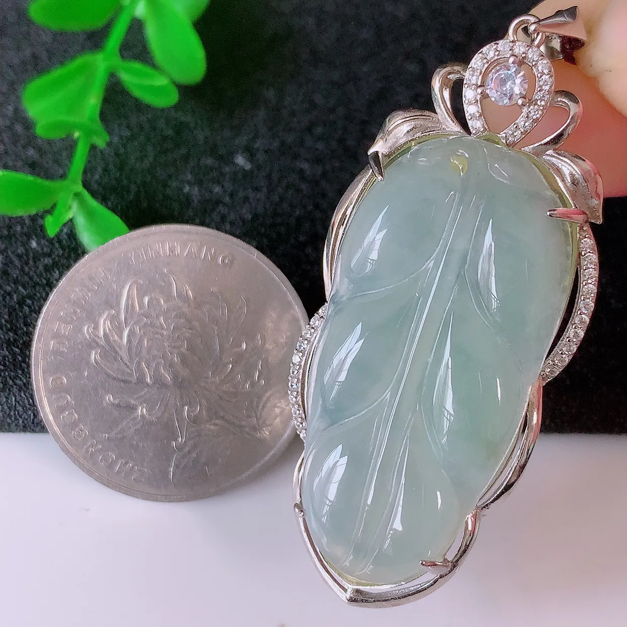 冰种翡翠925银镶嵌叶子吊坠，自然光实拍，翠色灵动，颜色漂亮，种老水足，品相佳，佩戴佳品！#217.1整体51.5*21*7.5裸石34.5*17