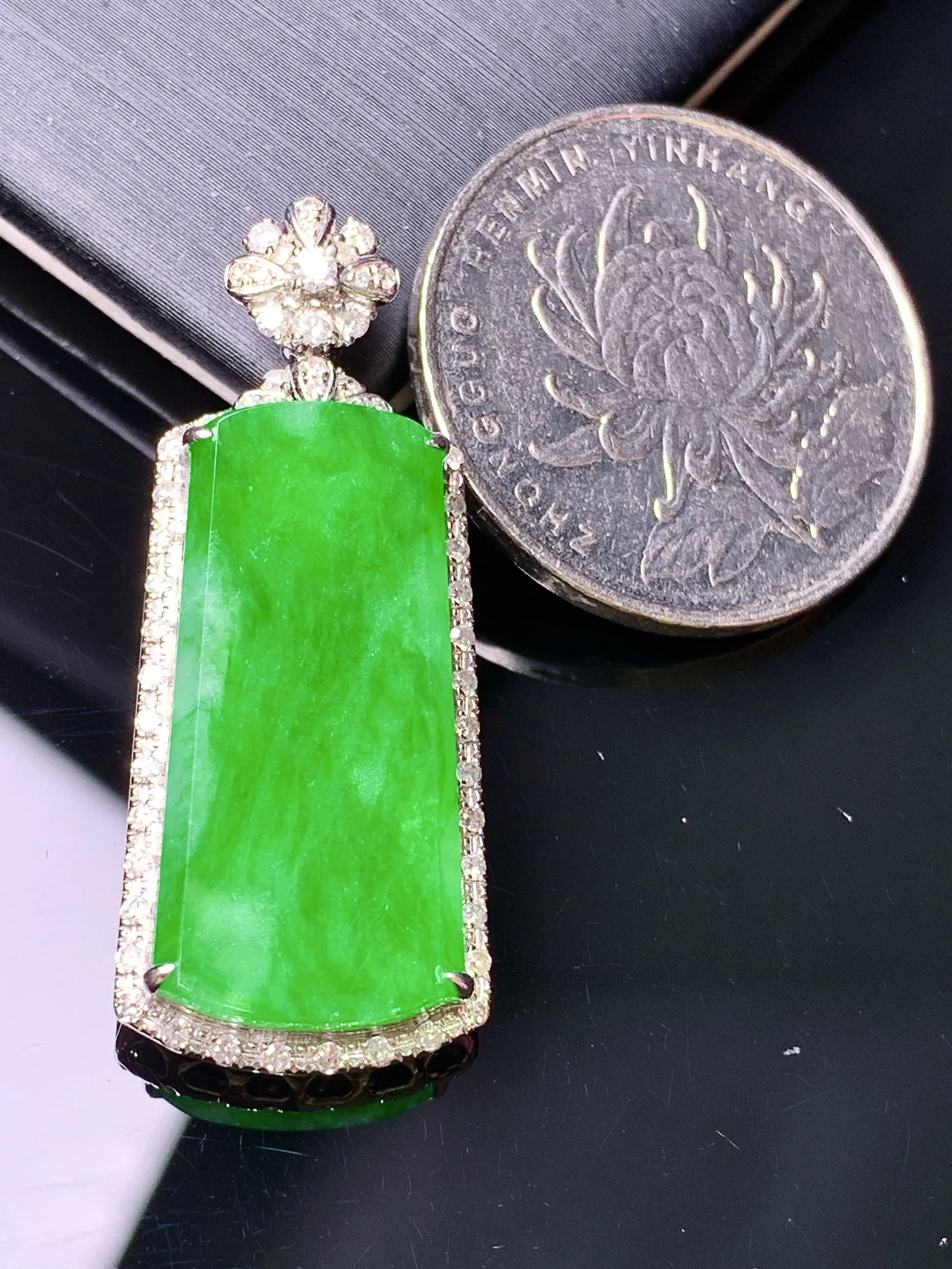 18k金钻镶嵌翠绿无事牌吊坠 玉质细腻 色泽艳丽清新 整体尺寸36.7*15*6.5