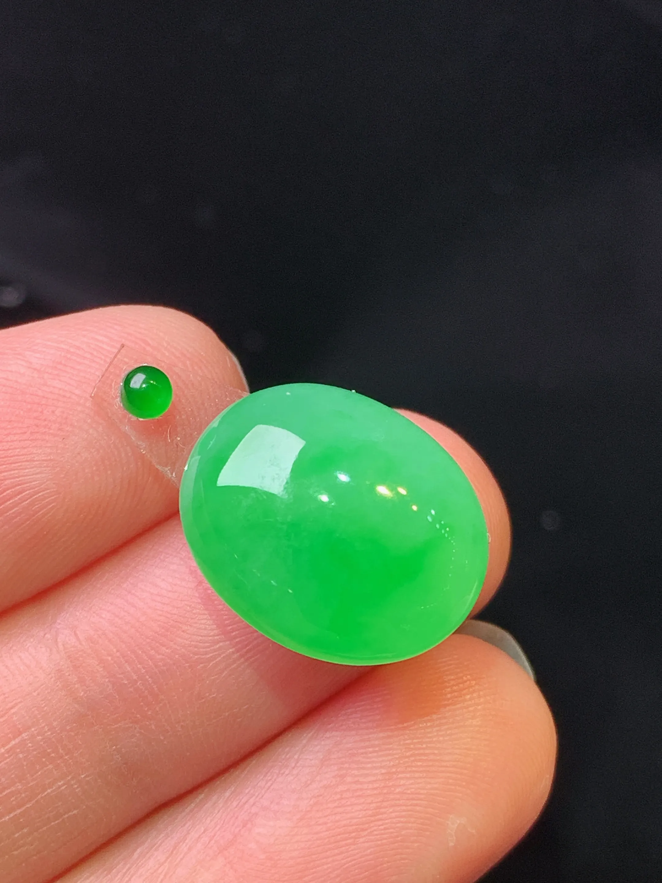 镶嵌款 翠绿蛋面吊坠 玉质细腻 色泽艳丽清新 整体尺寸15.7*13*6.3