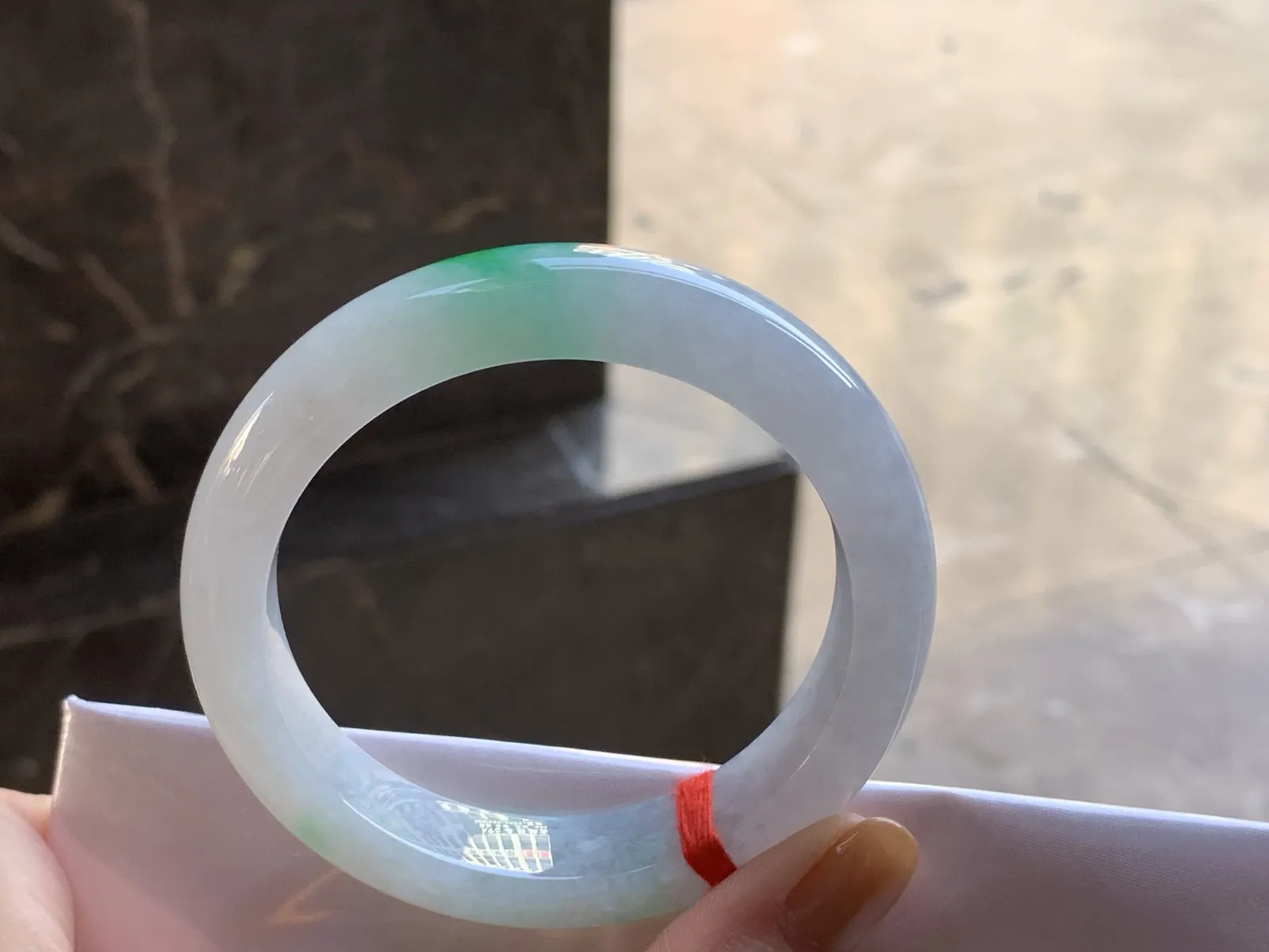 带色手镯
颜色漂亮 56.7/12.9/8.9mm