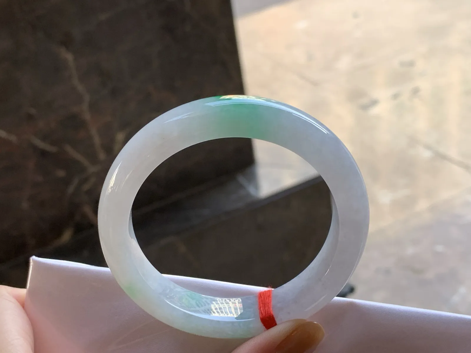 带色手镯
颜色漂亮 56.7/12.9/8.9mm