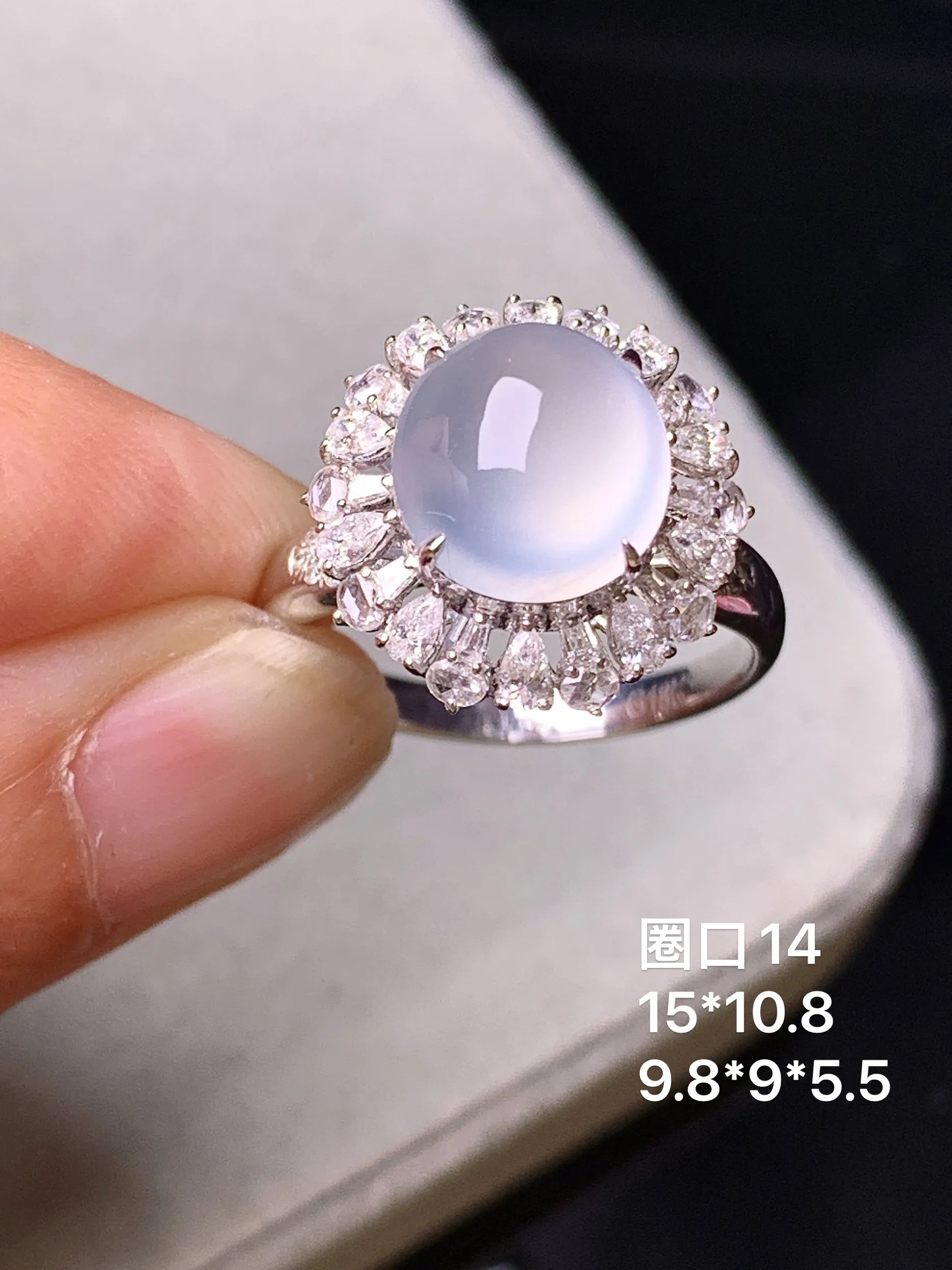 18k金钻镶嵌冰种蛋面戒指 玉质细腻 色泽艳丽清新 圈口14 整体尺寸15*10.8