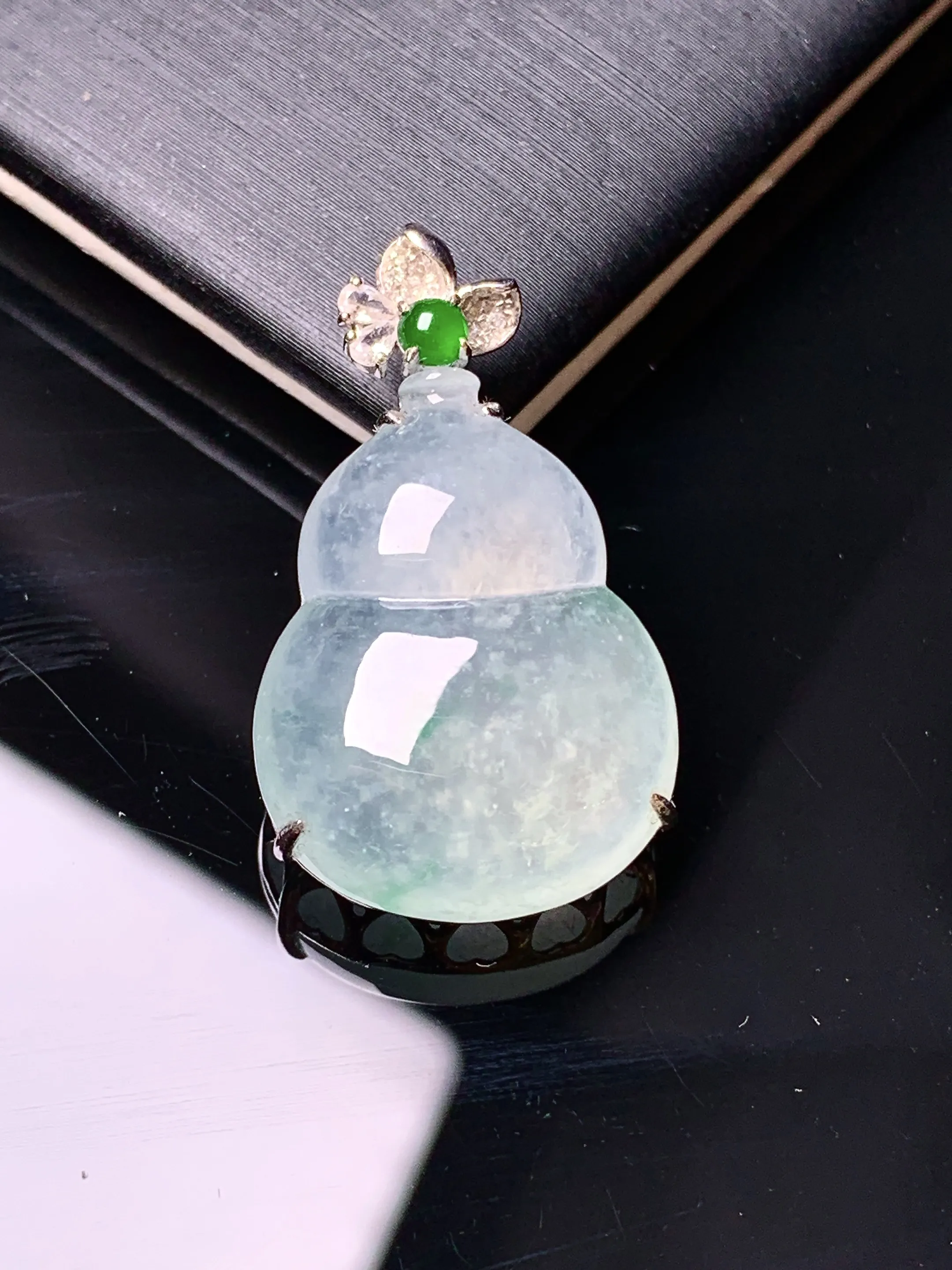 18k金钻镶嵌冰种葫芦吊坠 玉质细腻 色泽艳丽清新 整体尺寸28.2*16.7*7.6