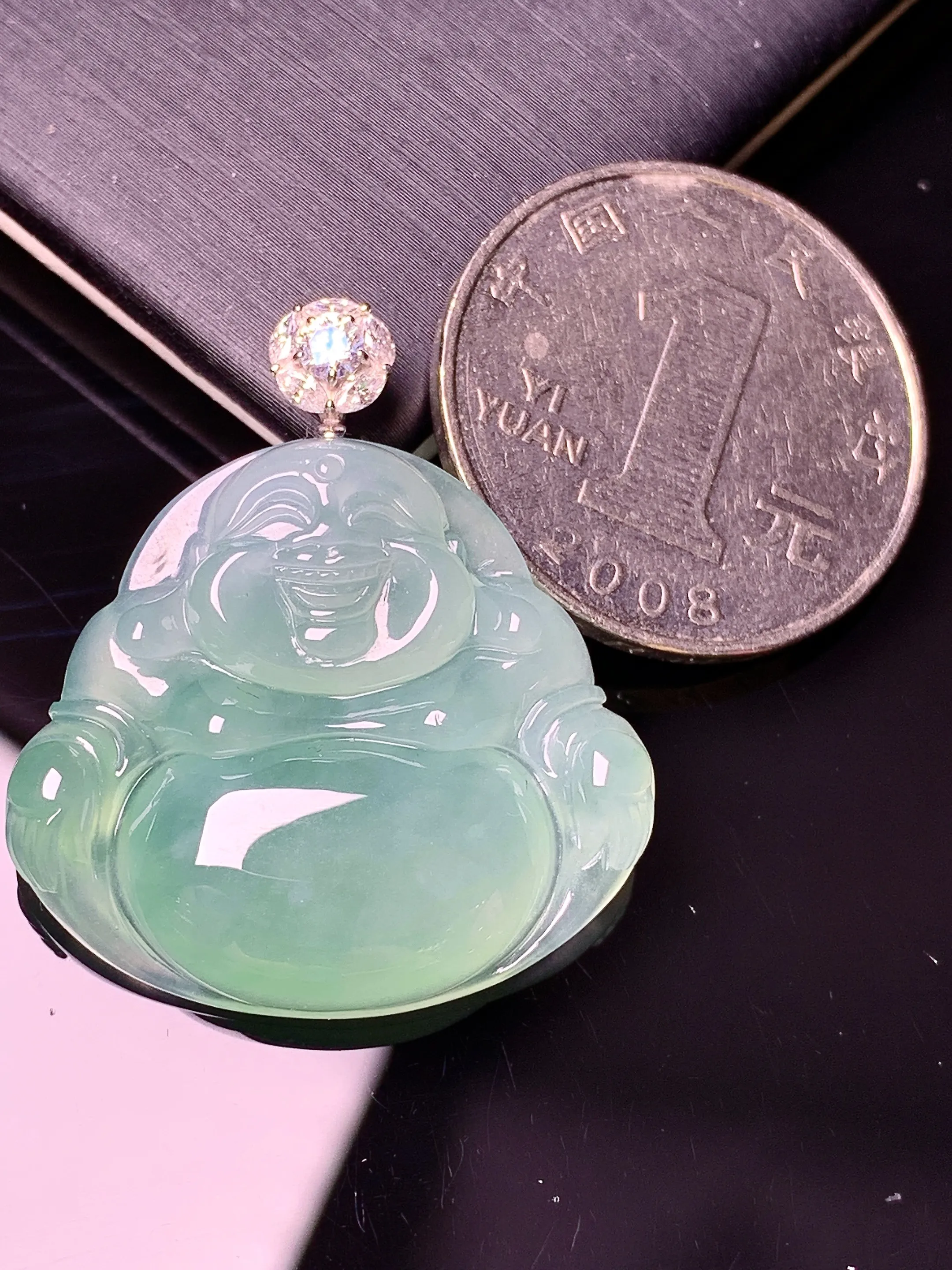 18k金莫桑钻镶嵌浅绿佛公吊坠 玉质细腻 色泽艳丽清新 整体尺寸32.5*28.6*5.6