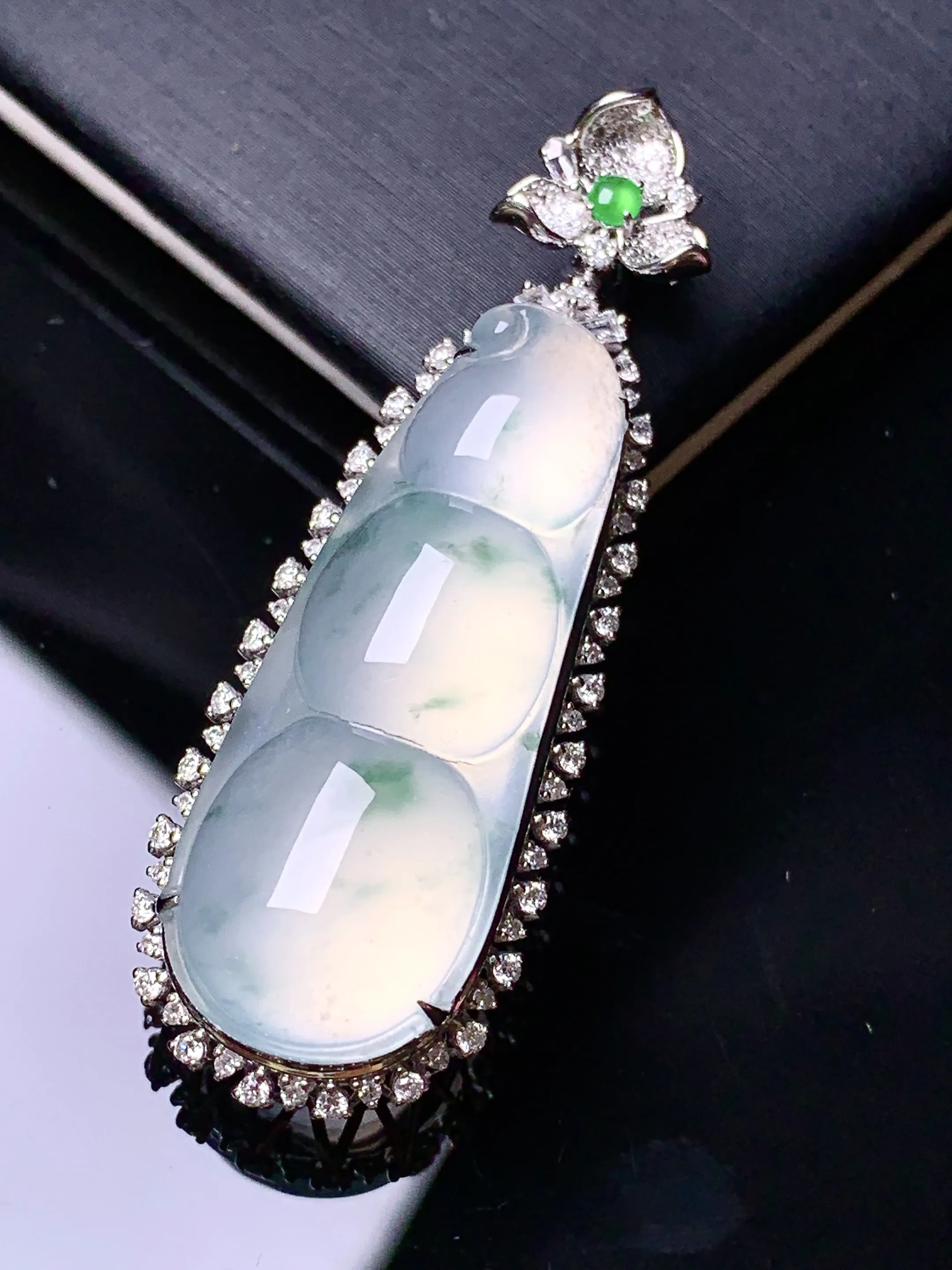 18k金钻镶嵌冰种四季豆吊坠 玉质细腻 色泽艳丽清新 整体尺寸45*15.5*10.6