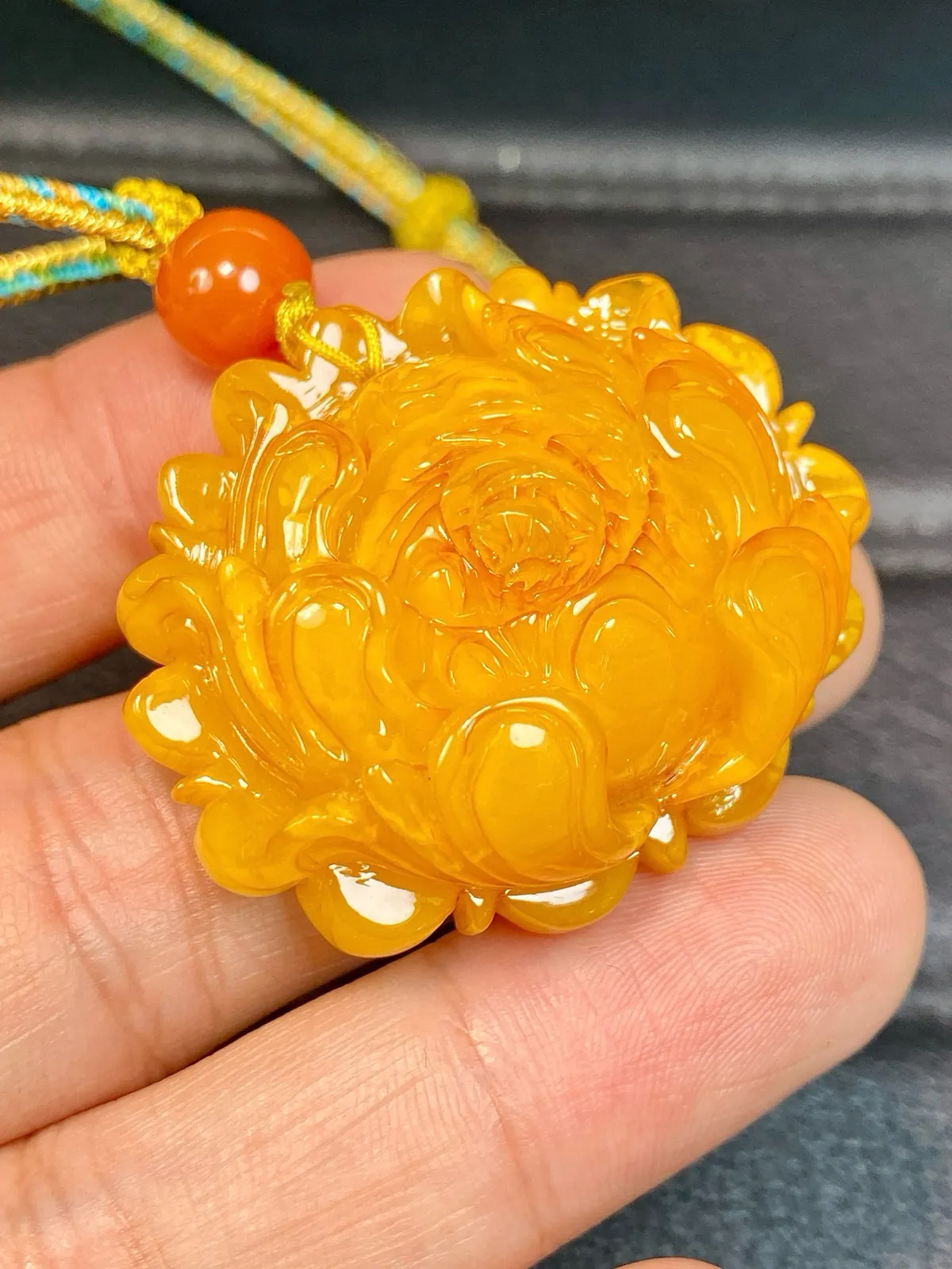 天然蜜蜡 鸡油黄老蜜蜡 牡丹花 花开富贵吊坠～尺寸:36.3×41.8×16.5mm左右 吊坠重：11.42克 搭配：原创手工绳链，蜡质瓷实，颜色好，雕工好