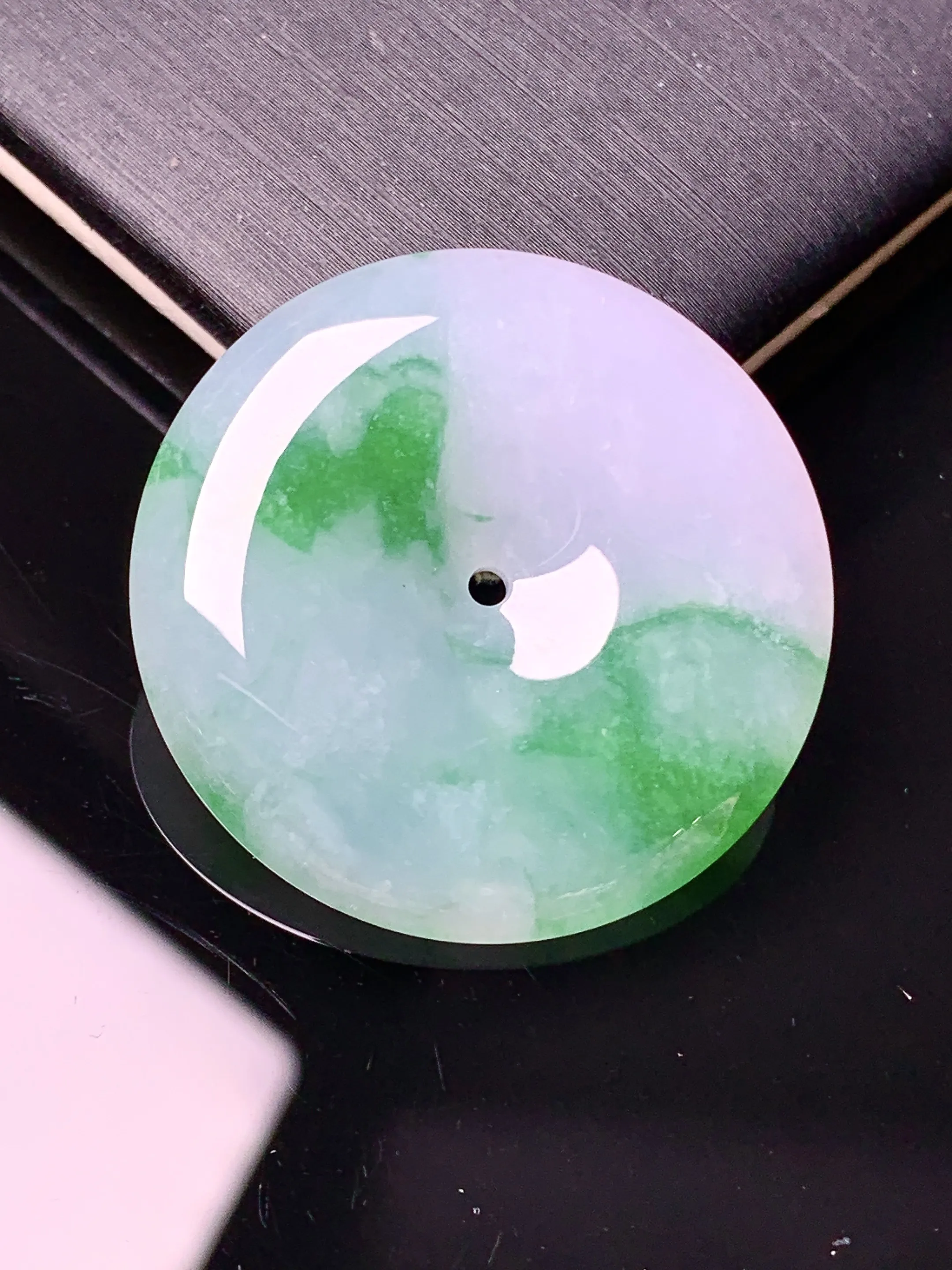 飘绿平安扣吊坠 玉质细腻 色泽艳丽清新 整体尺寸29.5*5.2