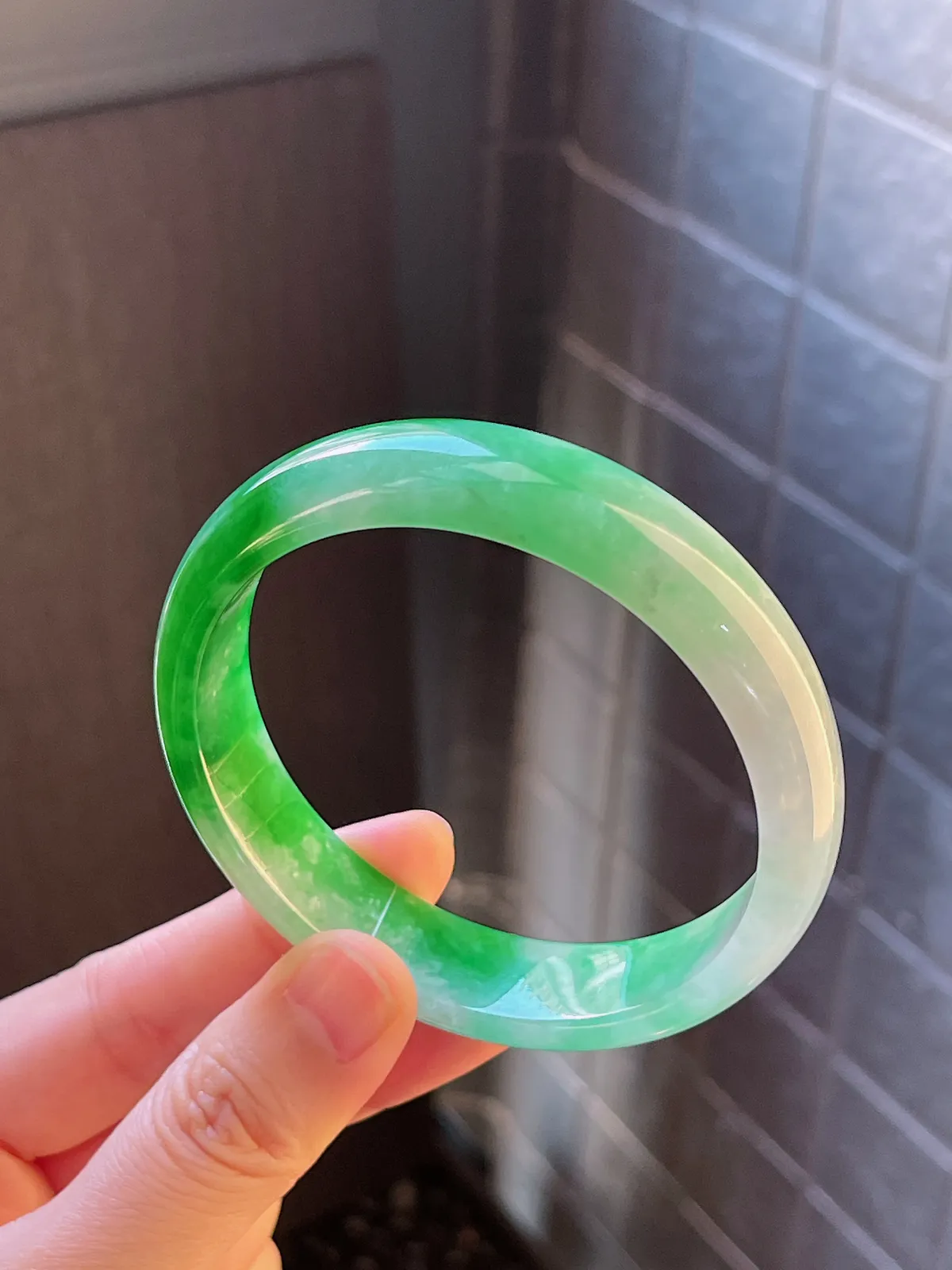 正圈58.3圈口，翡翠细糯化到冰糯飘阳绿手镯