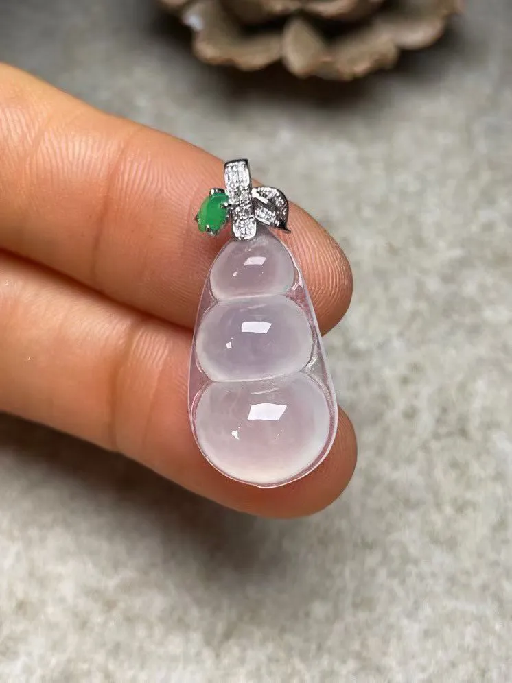 冰种福豆吊坠、真金真钻镶嵌，种水好，玉质细腻 .裸石尺寸 23.0*12.5