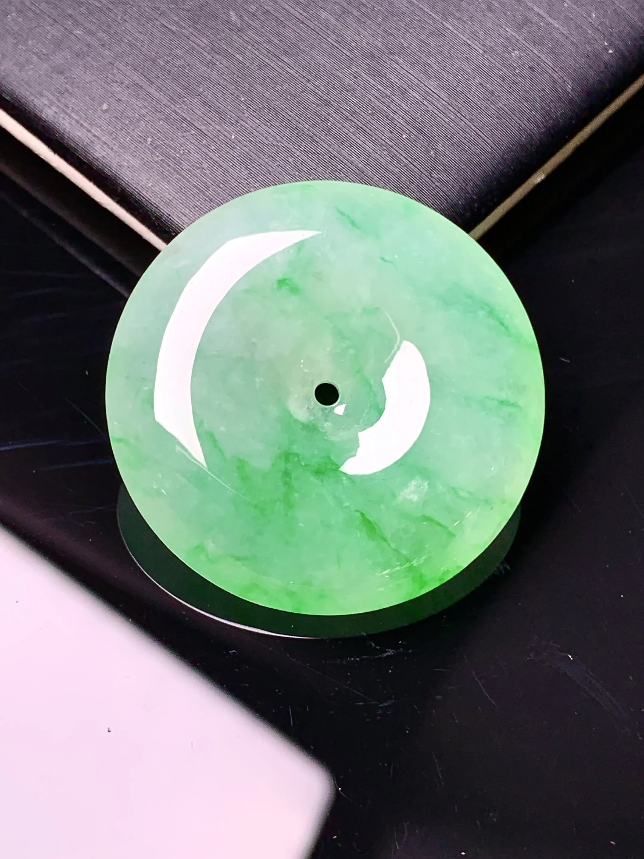 翠绿平安扣吊坠 玉质细腻 色泽艳丽清新 整体尺寸27.7*6.2