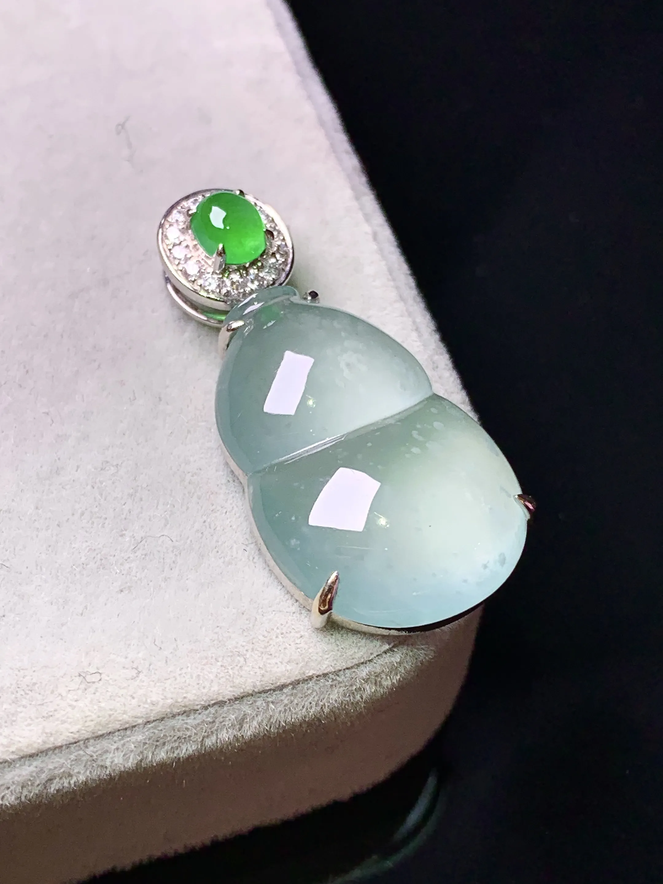 18k金钻镶嵌冰种葫芦吊坠 玉质细腻 色泽艳丽清新 整体尺寸28.8*14*5.2