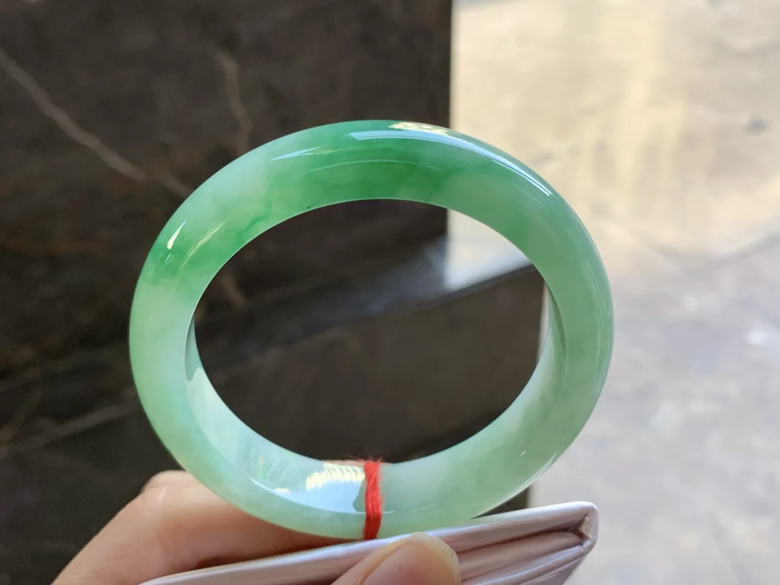 55.5-12.8-8.7

绿色手镯^_^鲜艳 玉质温润