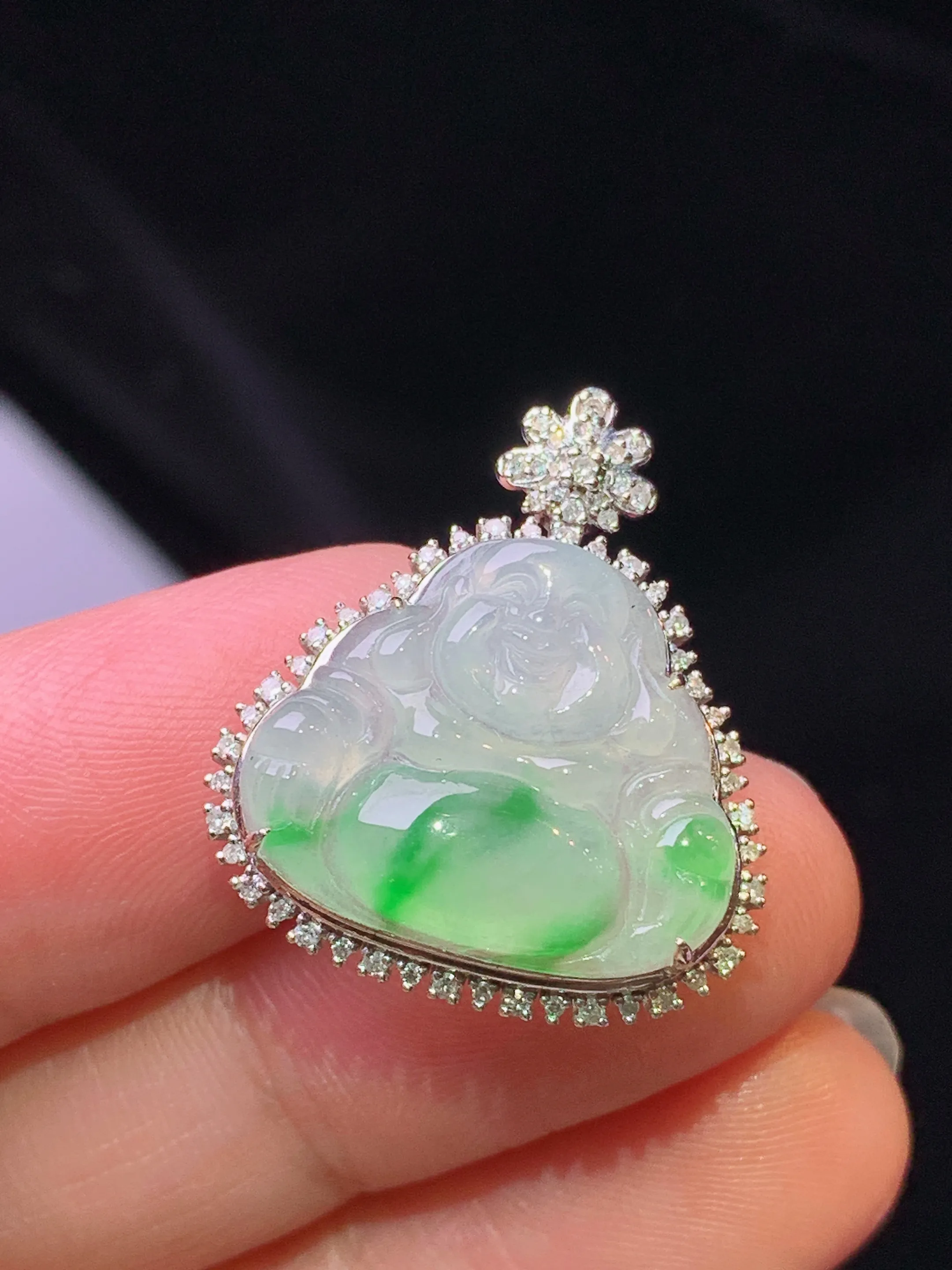 18k金钻镶嵌飘绿佛公吊坠 玉质细腻 色泽艳丽清新 整体尺寸24.5*21.2*8