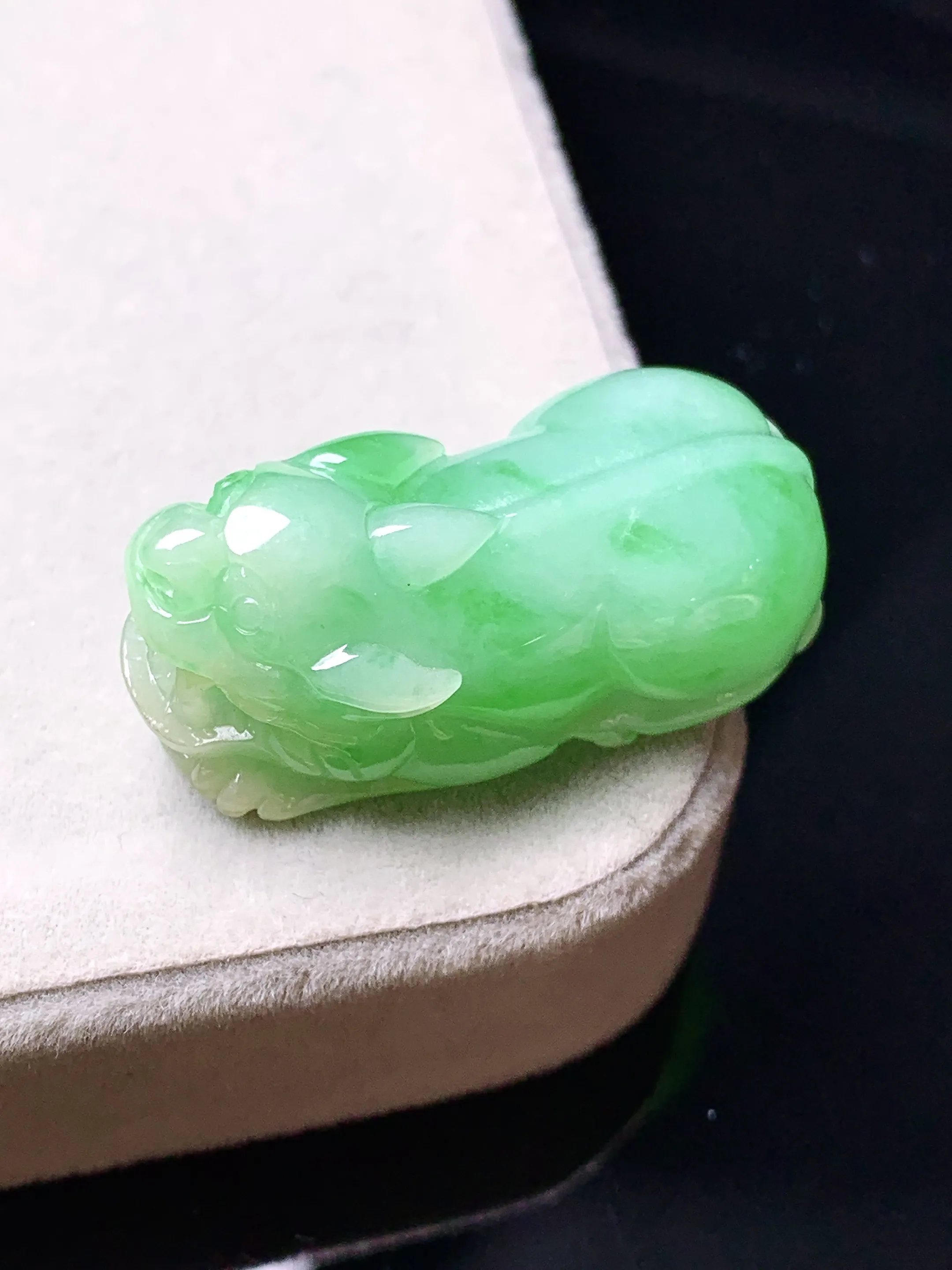 翠绿貔貅吊坠 玉质细腻 色泽艳丽清新 整体尺寸30.2*14*11.3