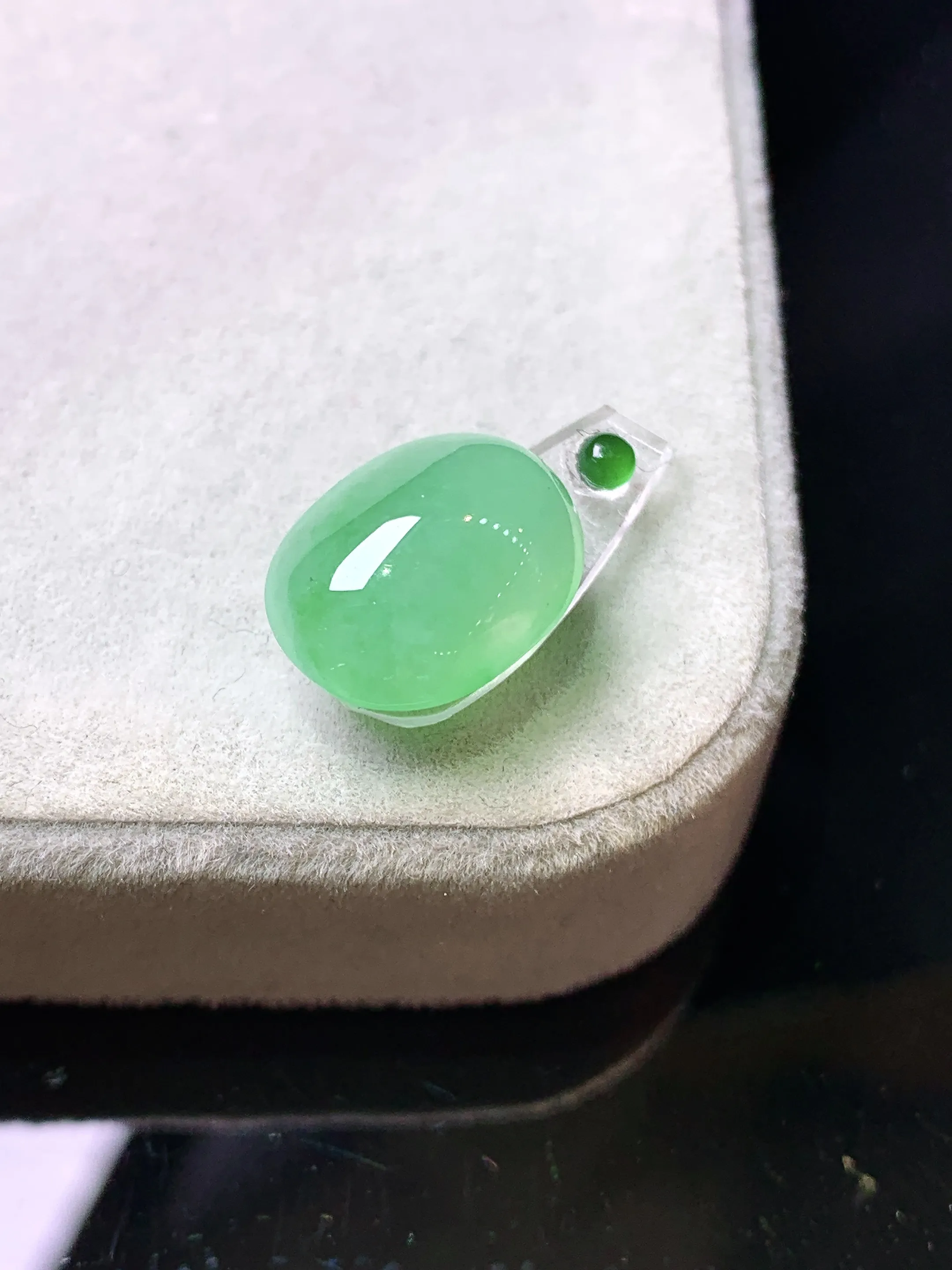 镶嵌款 翠绿蛋面吊坠 玉质细腻 色泽艳丽清新 整体尺寸13.5*10.2*6.8