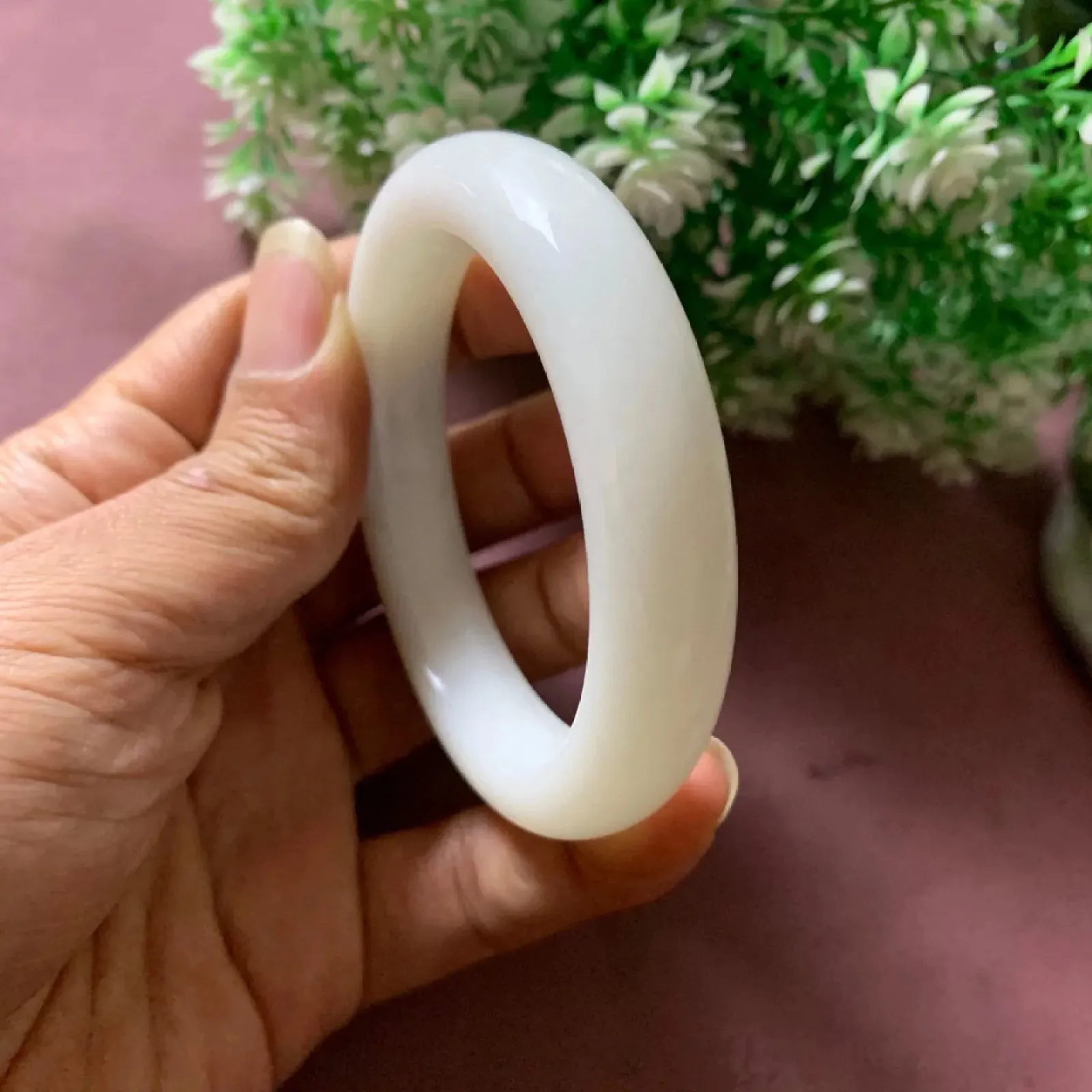 和田玉53.5圈口羊脂白手镯，镯型古朴典雅。在诗情画意的雨巷相遇，你是我腕间的一抹风情，有你眸有深情.清风荡漾湖间静水，我愿俯身低眉，在烟波涟漪处寻