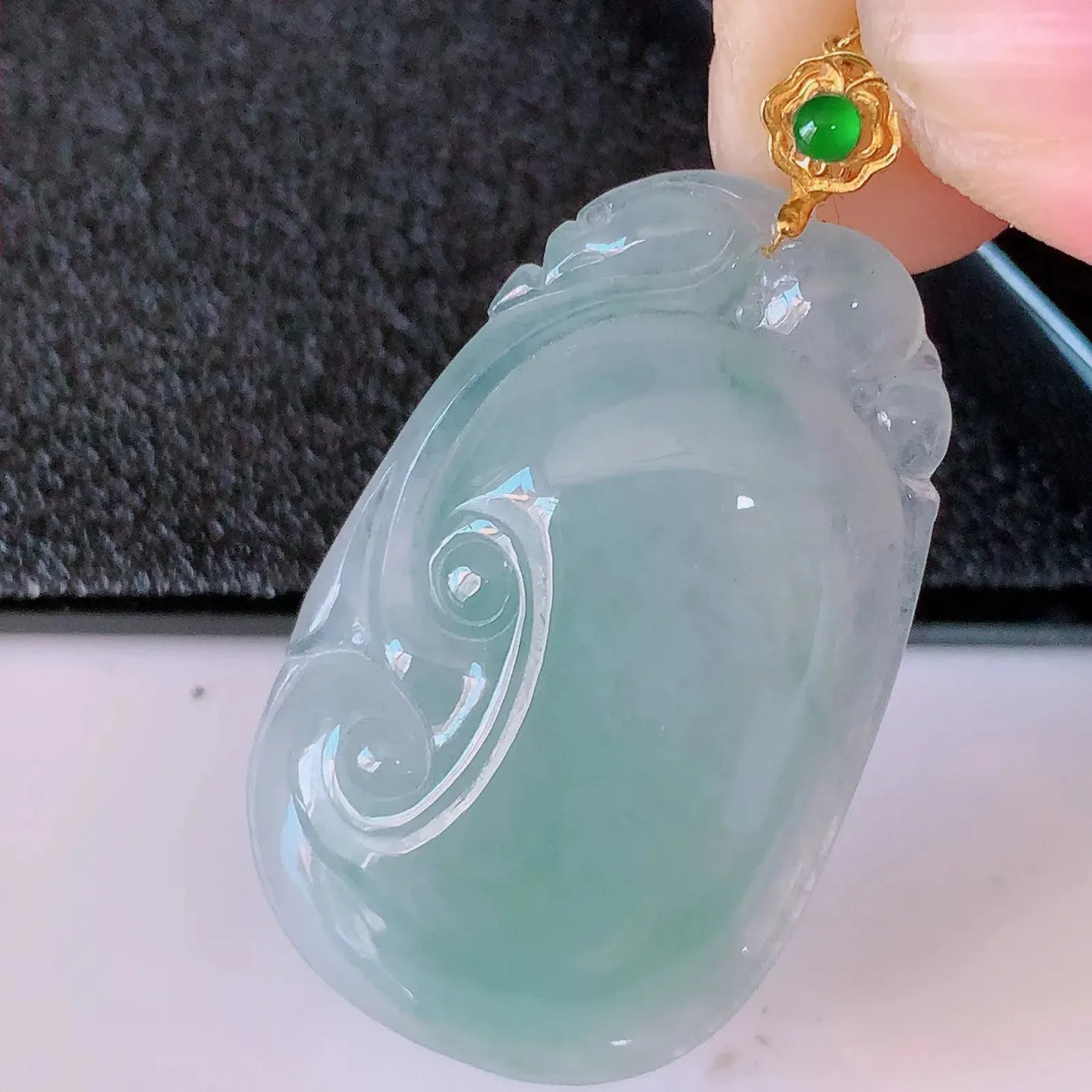 自然光实拍，18k金镶嵌冰种飘花翡翠如意吊坠，寓意顺心如意，事事如意，吉祥如意，细腻饱满，色泽鲜艳，称心如意佩戴优雅时尚！#212.1整体40.5裸石34.5-21.5-5.5