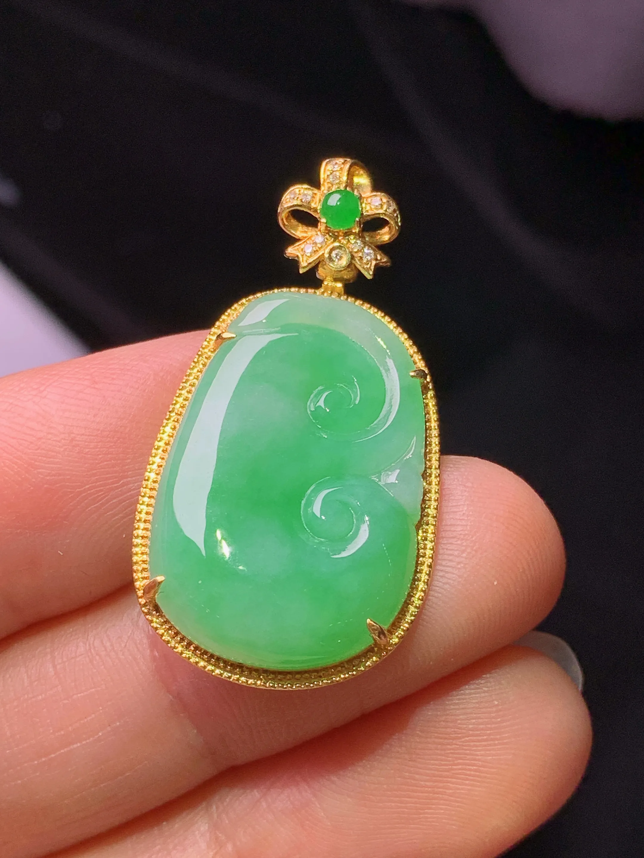 18k金钻镶嵌翠绿如意吊坠 玉质细腻 色泽艳丽清新 整体尺寸32.2*17.5*4.6