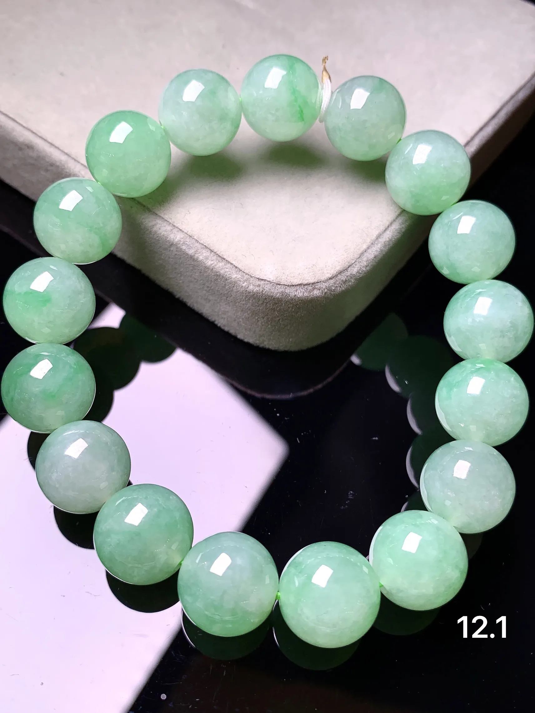 翠绿圆珠手链 玉质细腻 色泽艳丽清新 整体尺寸12.1