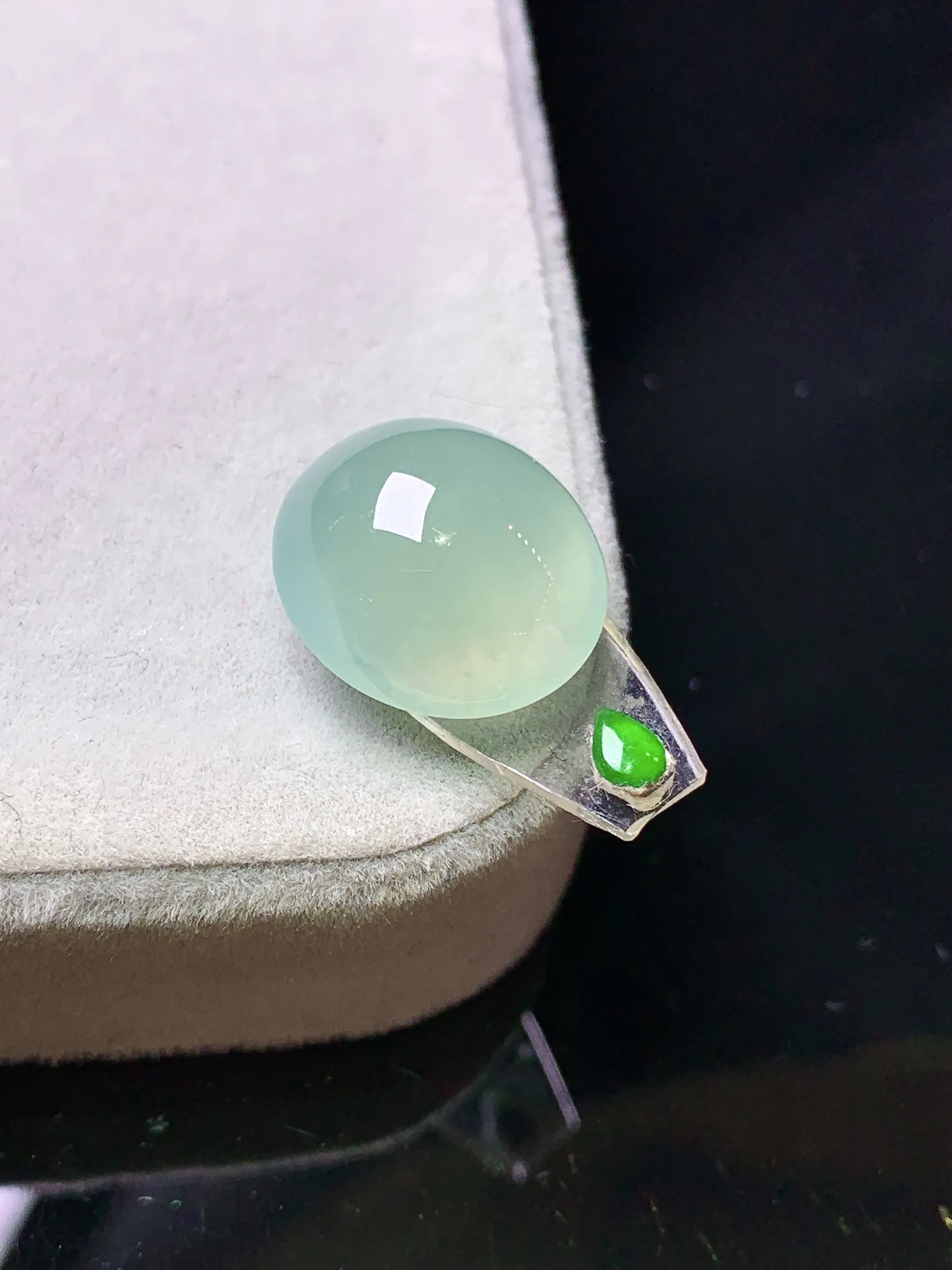 镶嵌款 冰种蛋面吊坠 玉质细腻 色泽艳丽清新 整体尺寸13.8*12.3*7.2