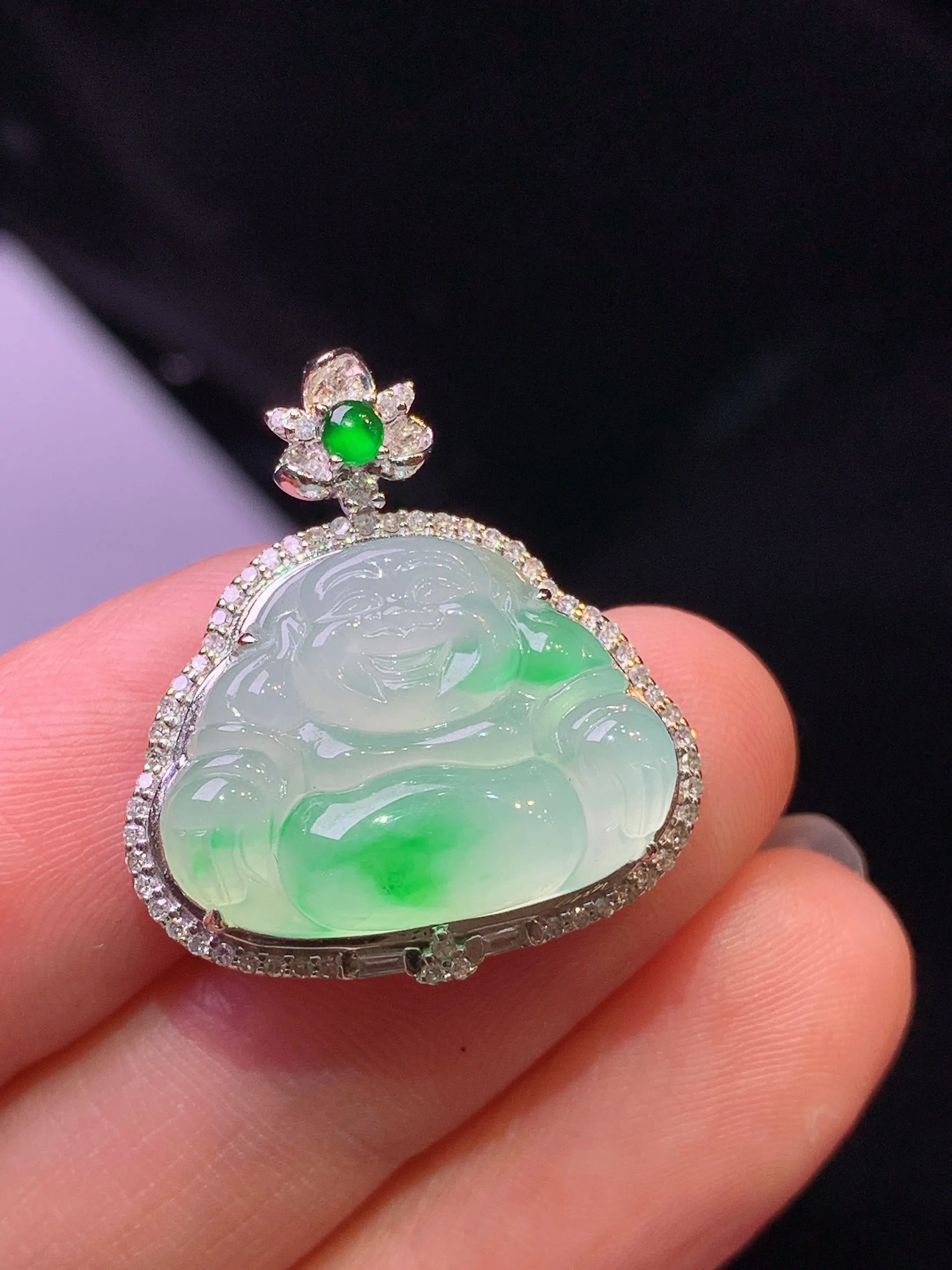 18k金钻镶嵌飘绿佛公吊坠 玉质细腻 色泽艳丽清新 整体尺寸24.2*21.8*7