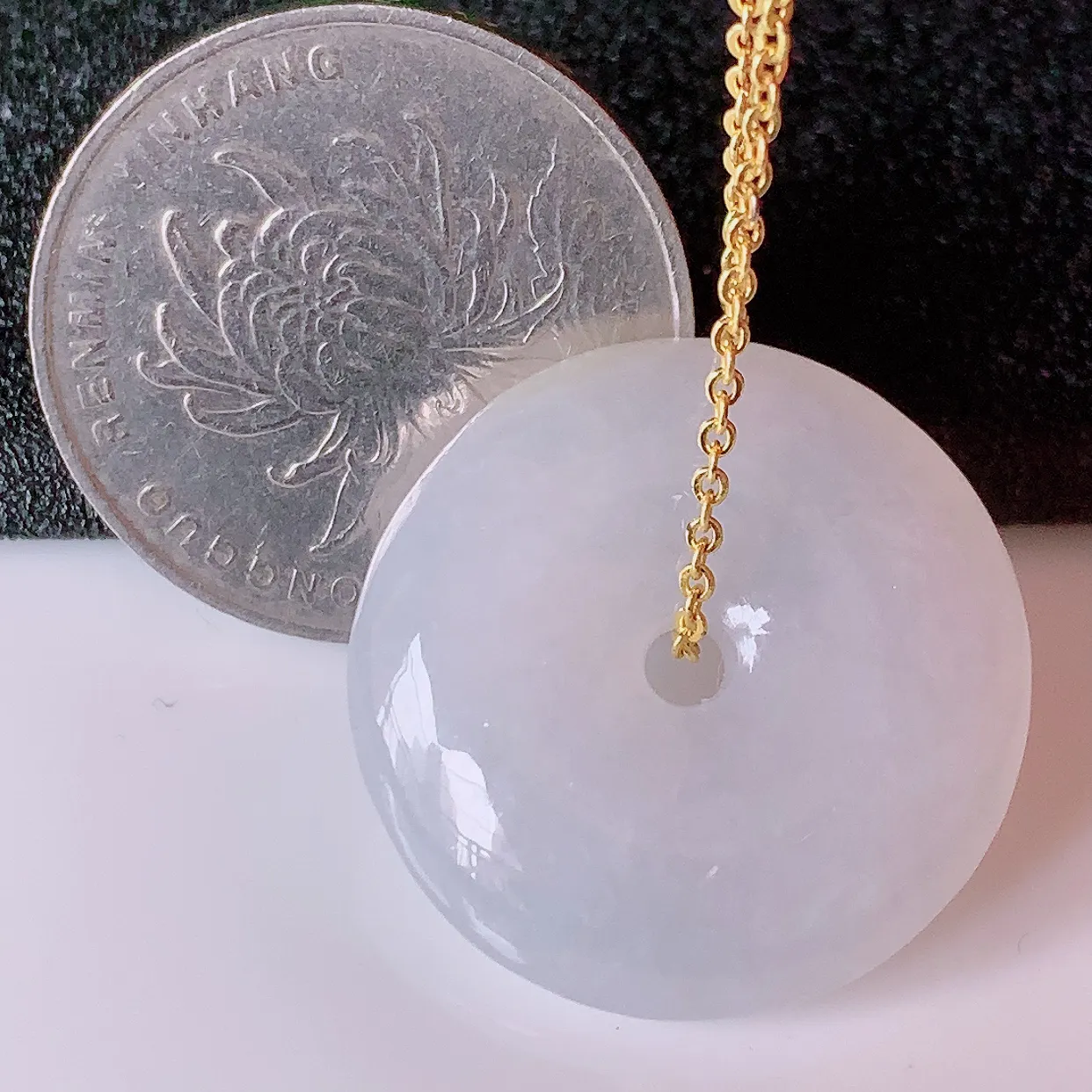 自然光实拍，冰翡翠平安扣吊坠，平安是福；冰透，很美的料子，平安扣佩戴优雅迷人！#106.1尺寸25*6.5mm