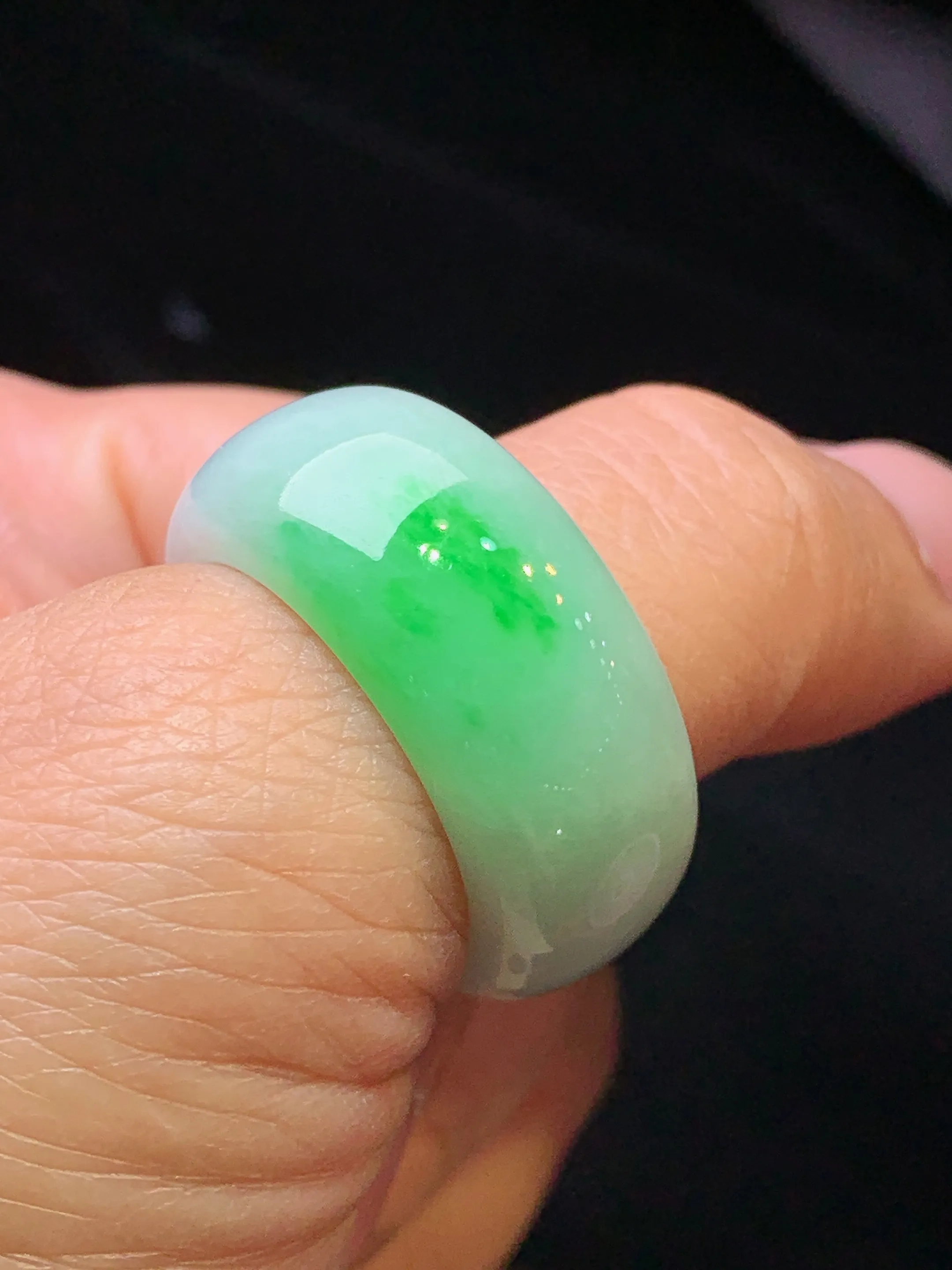 飘绿指环 玉质细腻 色泽艳丽清新 整体尺寸29.5*11.6*4.8 圈口23