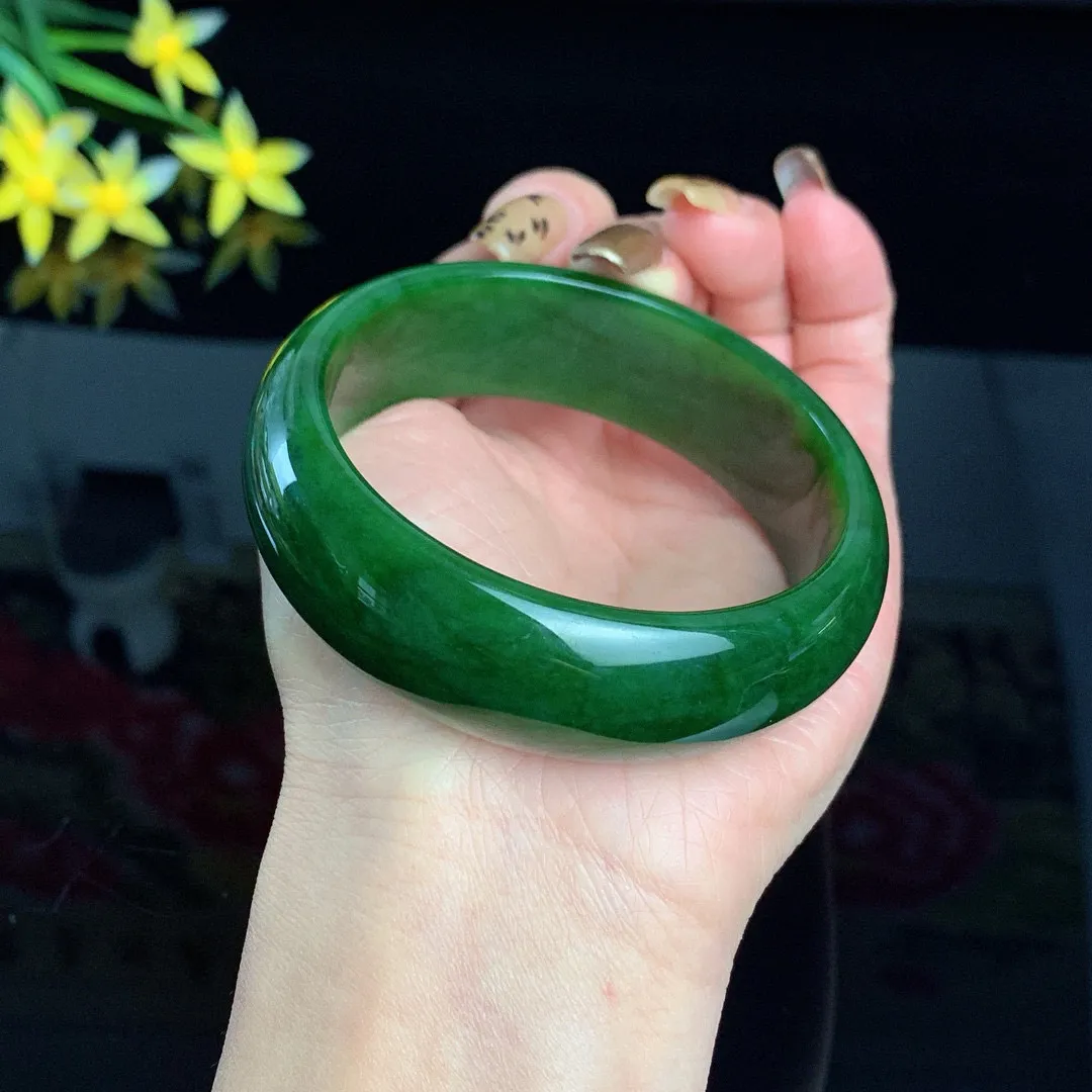 和田玉60圈口菠菜绿宽条碧玉手镯！玉质细腻油润 底色纯净 无裂无杂 脂粉好，品质高