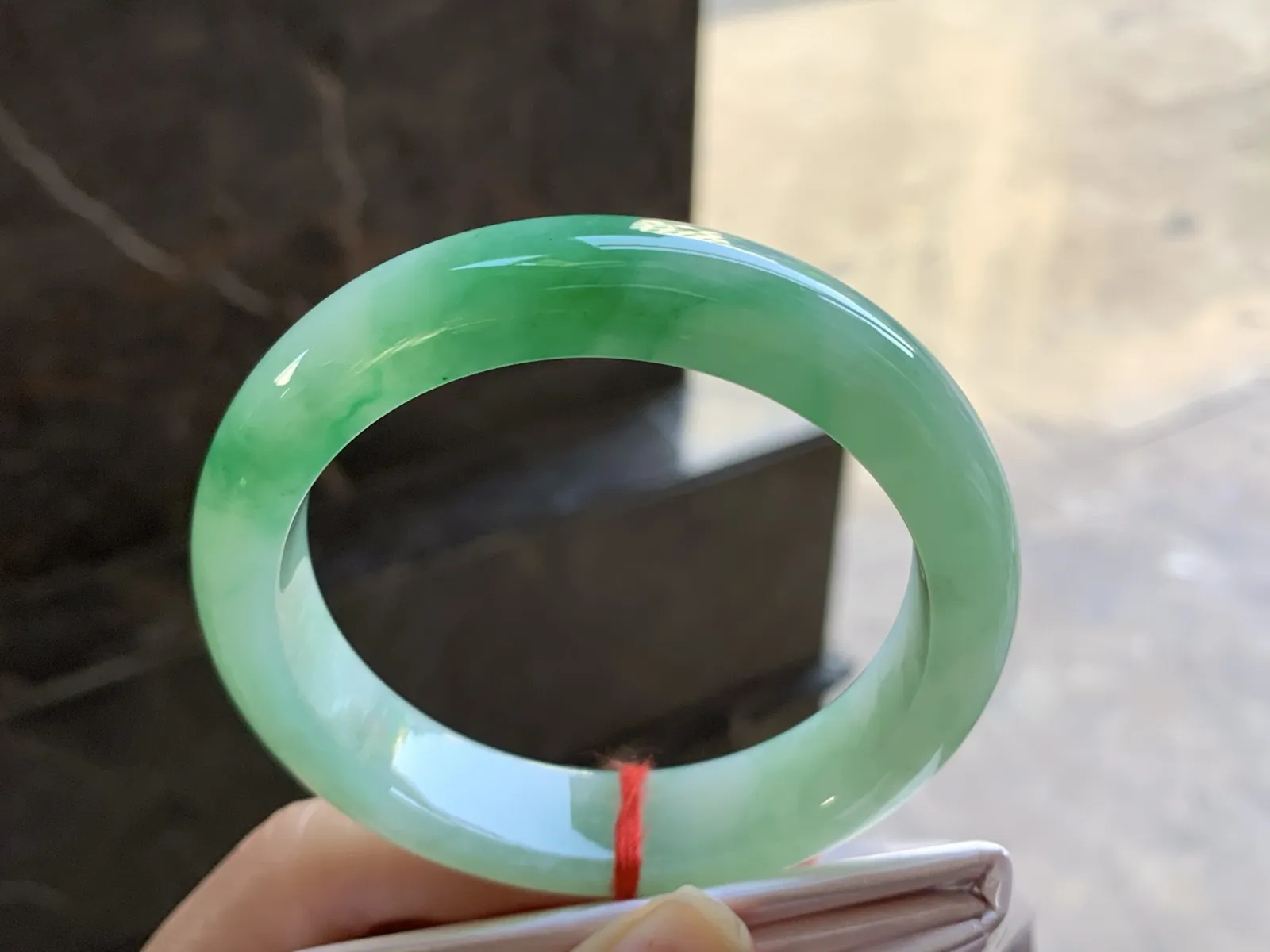 55.5-12.8-8.7

绿色手镯^_^鲜艳 玉质温润