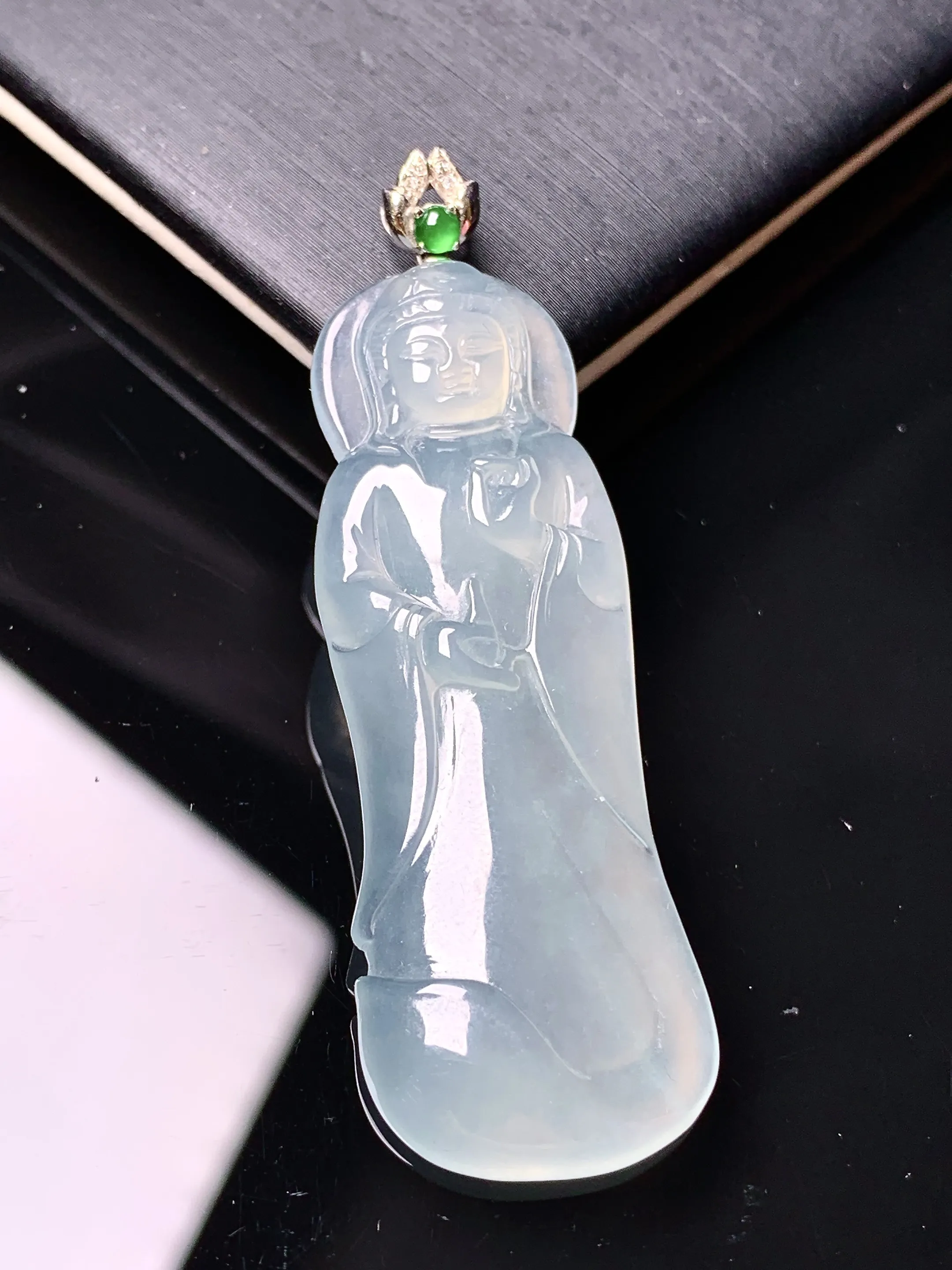 18k金镶嵌冰种观音菩萨吊坠 玉质细腻 色泽艳丽清新 整体尺寸54.5*17.2*5