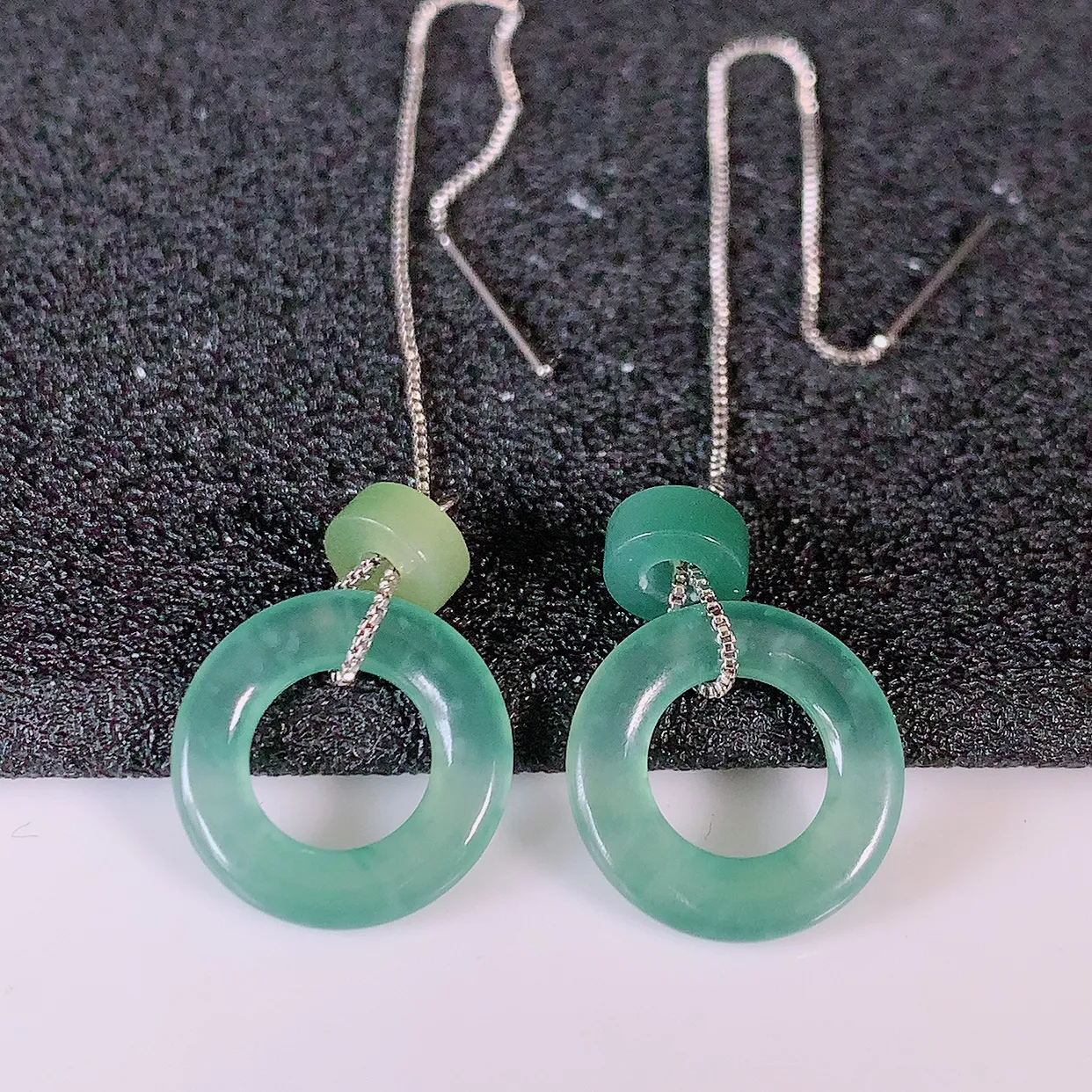 自然光实拍，冰种飘花翡翠一对平安扣耳坠，翠色灵动，玉质细腻，颜色漂亮，品相佳，佩戴佳品！配银线 #771.1平安扣尺寸13.5-2.5mm