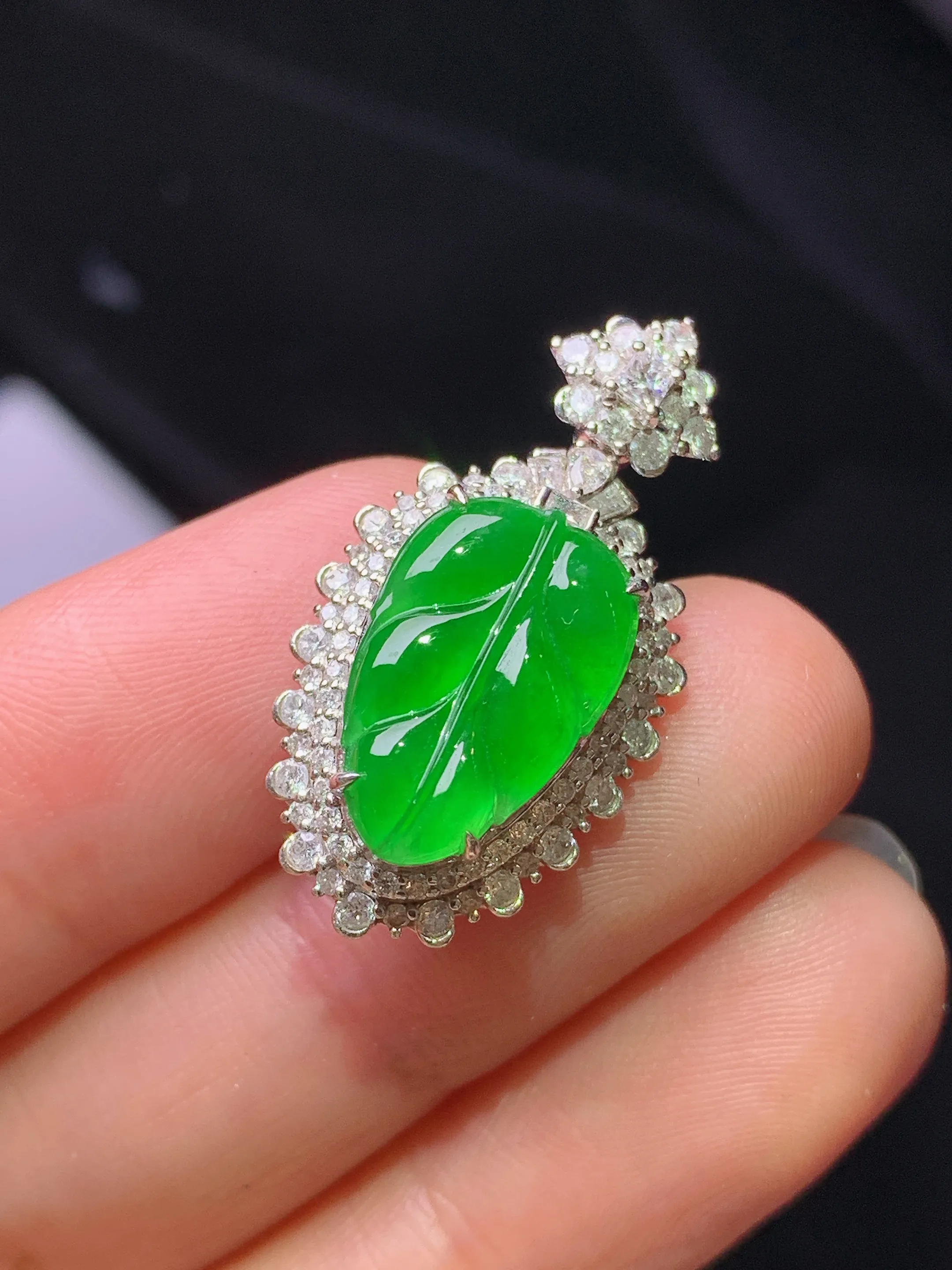 18k金钻镶嵌满绿树叶吊坠 玉质细腻 色泽艳丽清新 整体尺寸28.2*15*9.5