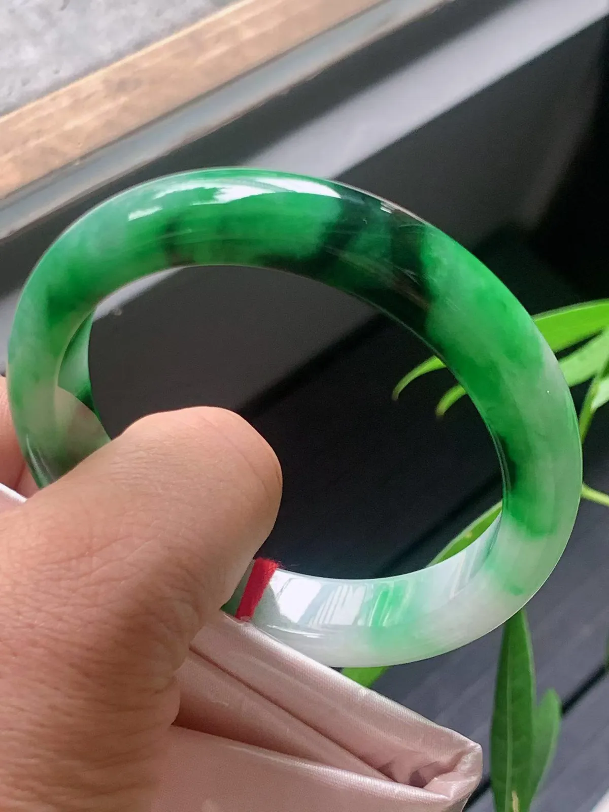 【翡翠名称】老种辣绿飘花55.8正圈口手镯
【翡翠尺寸】55.8/12.3/8.3mm适合54.8-57正圈口佩戴
【翡翠描述】宝贝种老水足，玉质细腻，色泽靓丽，性价比高，佩戴效果好！
【其它赠送】权威证书/精美挂绳盒子/支持全国复检