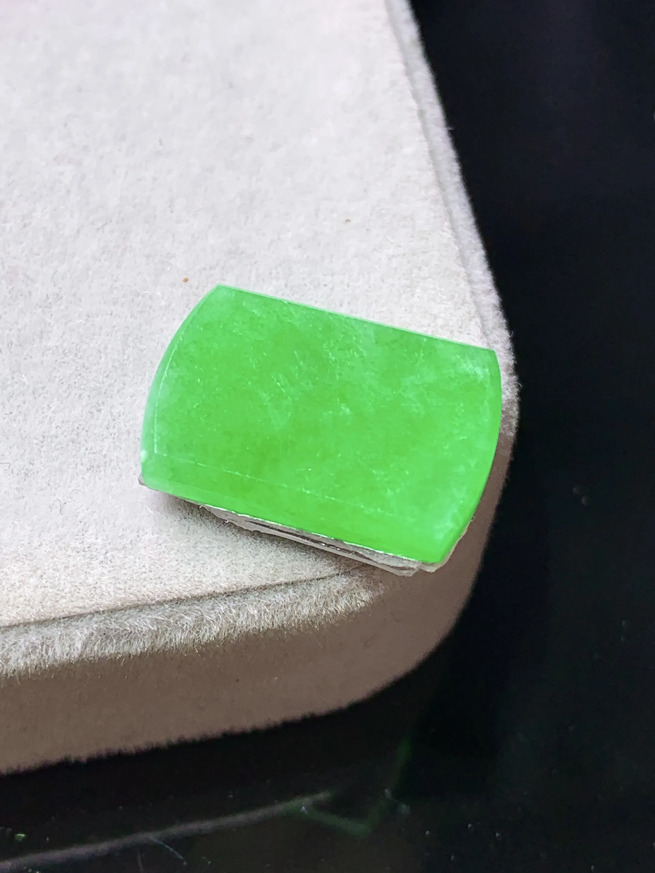 镶嵌款 翠绿无事牌吊坠 玉质细腻 色泽艳丽清新 整体尺寸16.2*11.3*2.3