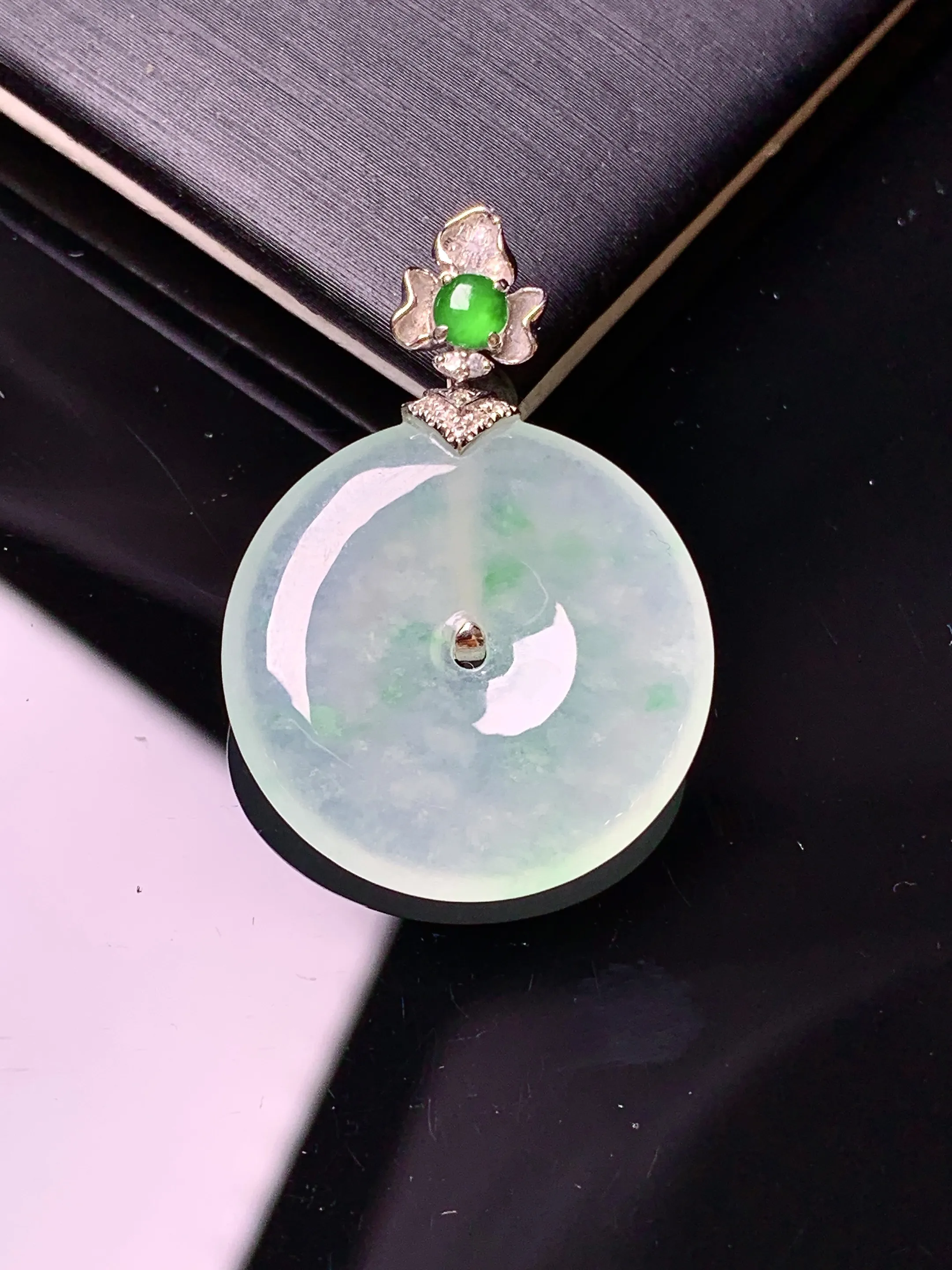 18k金镶嵌冰种平安扣吊坠 玉质细腻 色泽艳丽清新 整体尺寸29.8*21.2*4